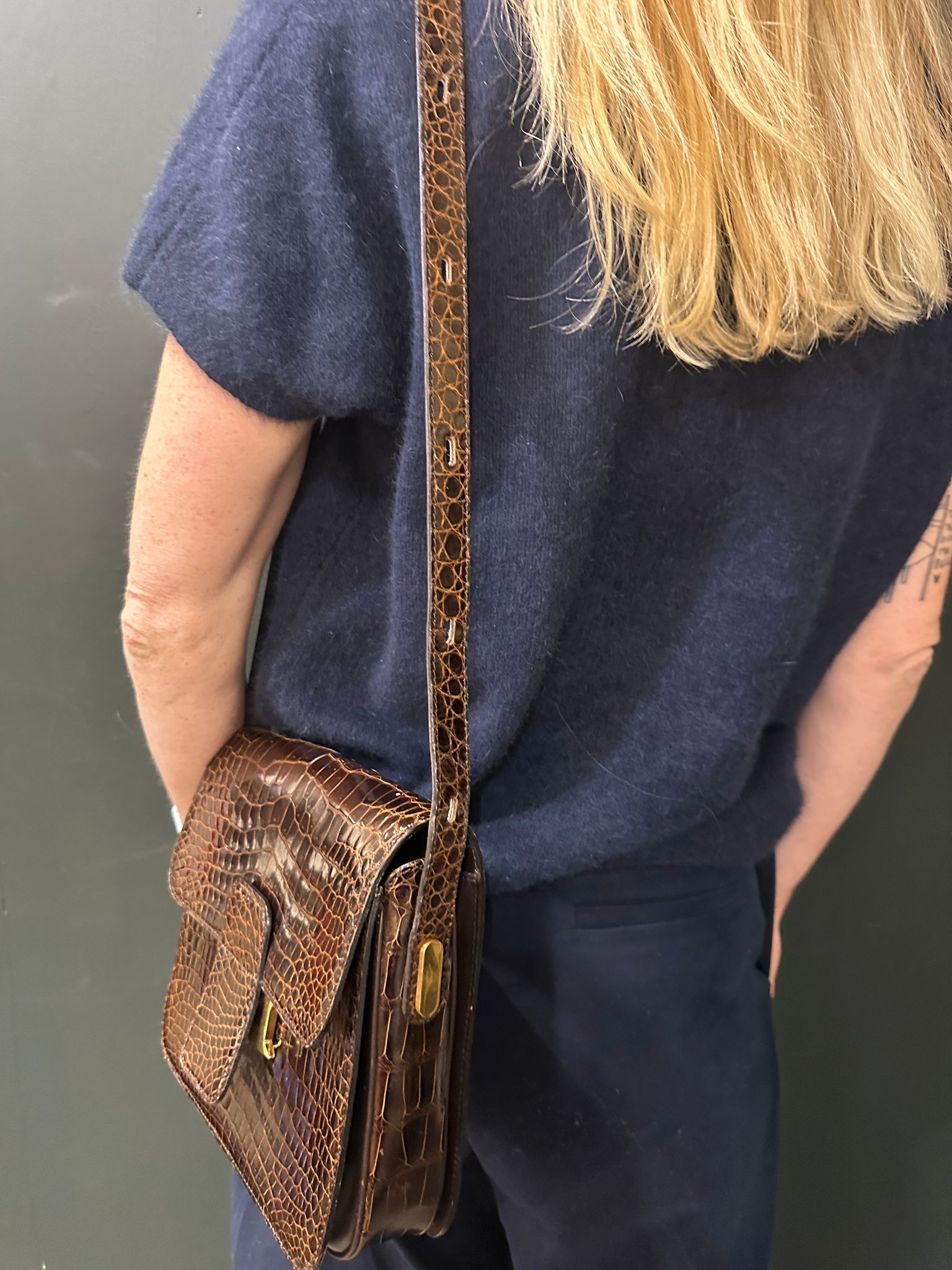 3f5ec8cd-0cde-4712-b0de-af9a587b678aaurore-morisse-affaire-conclue-maroquinerie-luxe-delvaux-sac-modèle-vintage-sacoche-croco-cuir-neuf-occasion-deuxième-main-accessoire