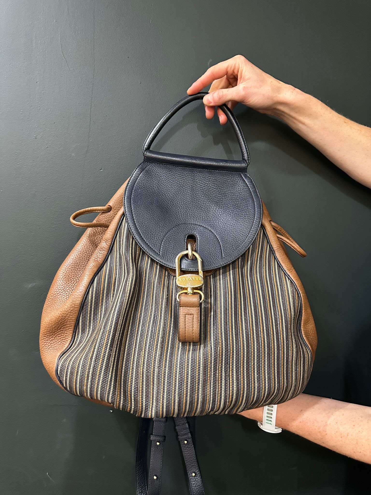 4594d294-fc66-42b7-84d4-f3ebc9f6cd7faurore-morisse-affaire-conclue-maroquinerie-luxe-delvaux-sac-à-dos-vintage-cuir-marron-bleu-tressé-neuf-occasion-deuxième-main-accessoire