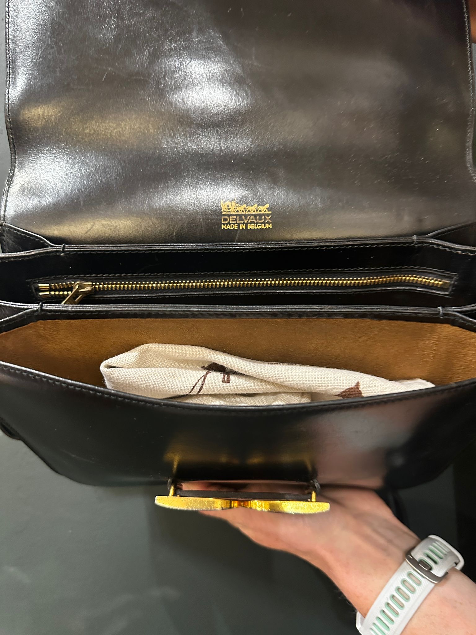 47207c34-1b05-4305-808b-f52ec79b514caurore-morisse-affaire-conclue-maroquinerie-luxe-delvaux-sac-cuir-brun-agneau-lisse-bandoulière-belgique-occasion-deuxième-main-accessoire
