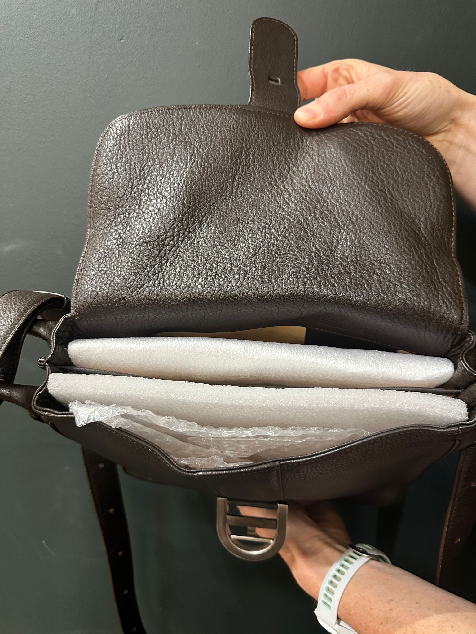 4887e042-28e7-4fbd-9ddc-5bbb4c20c069aurore-morisse-affaire-conclue-maroquinerie-luxe-delvaux-sacoche-petit-format-cuir-brun-épaule-occasion-deuxième-main-accessoire