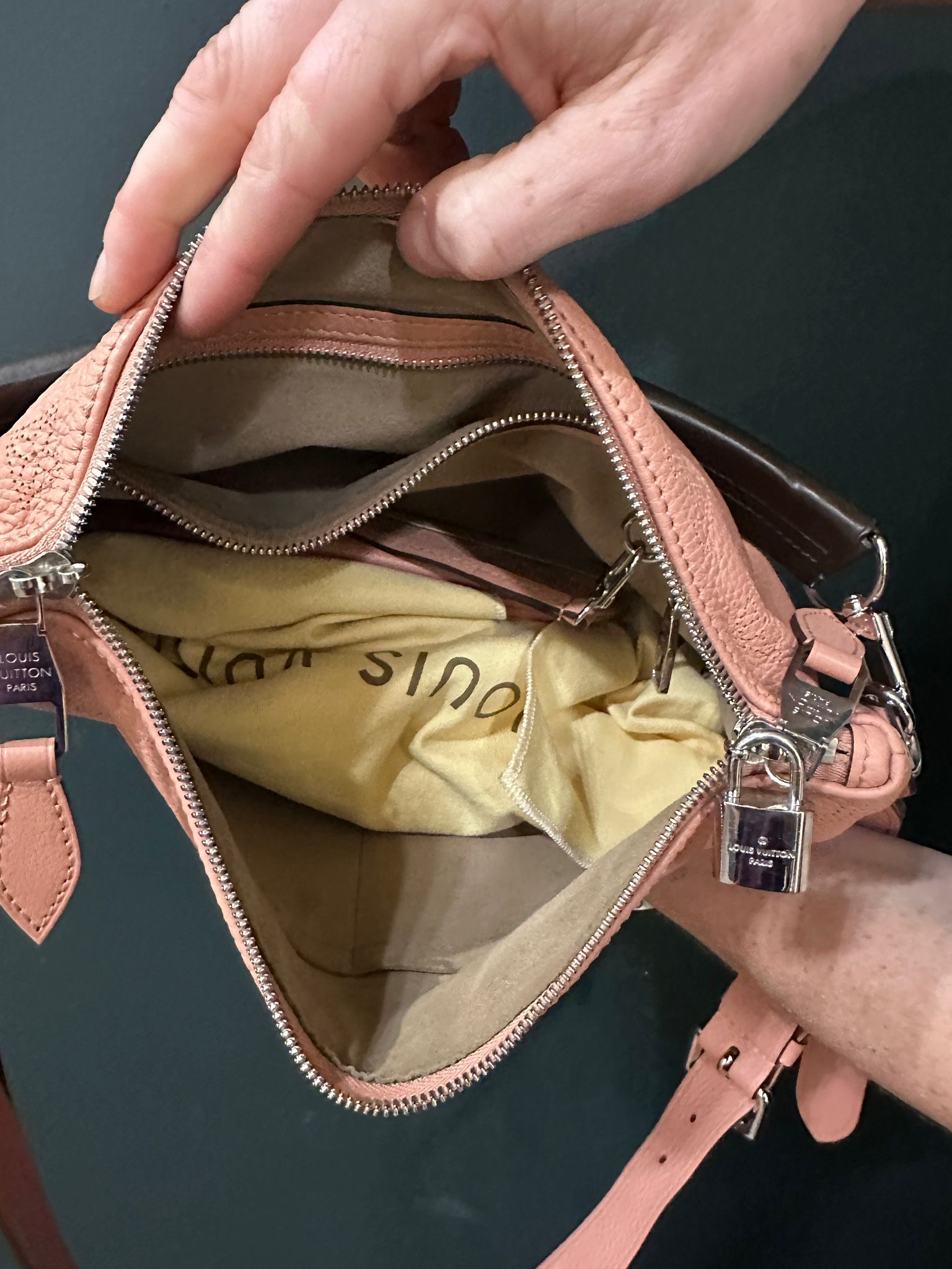 5eb7c6e3-0a24-422a-8ab3-7d8673ac301daurore-morisse-affaire-conclue-maroquinerie-luxe-louis-vuitton-cuir-monogramme-vieux-rose-bandoulière-épaule-france-luxe-occasion-deuxième-main-accessoire