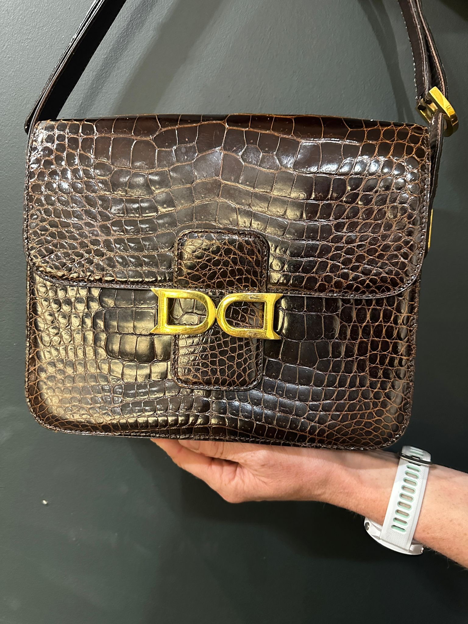 5f45bd27-ec74-416f-8fe9-680e074f18d4aurore-morisse-affaire-conclue-maroquinerie-luxe-delvaux-sac-modèle-vintage-sacoche-croco-cuir-neuf-occasion-deuxième-main-accessoire