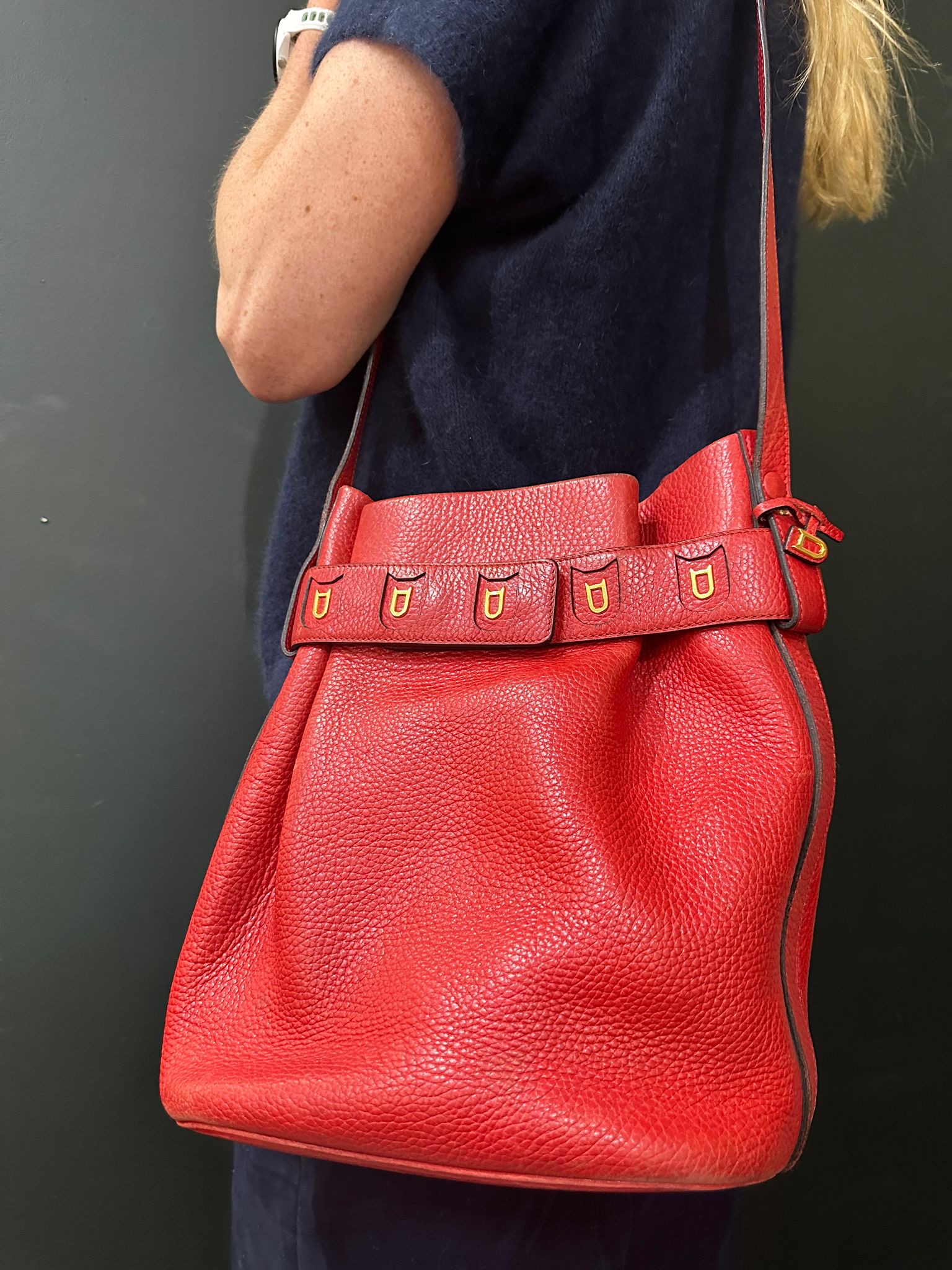 5f702eac-d513-476b-8f5a-5ff8746ff725aurore-morisse-affaire-conclue-maroquinerie-luxe-delvaux-sac-modèle-calicot-rouge-cuir-sceau-neuf-occasion-deuxième-main-accessoire