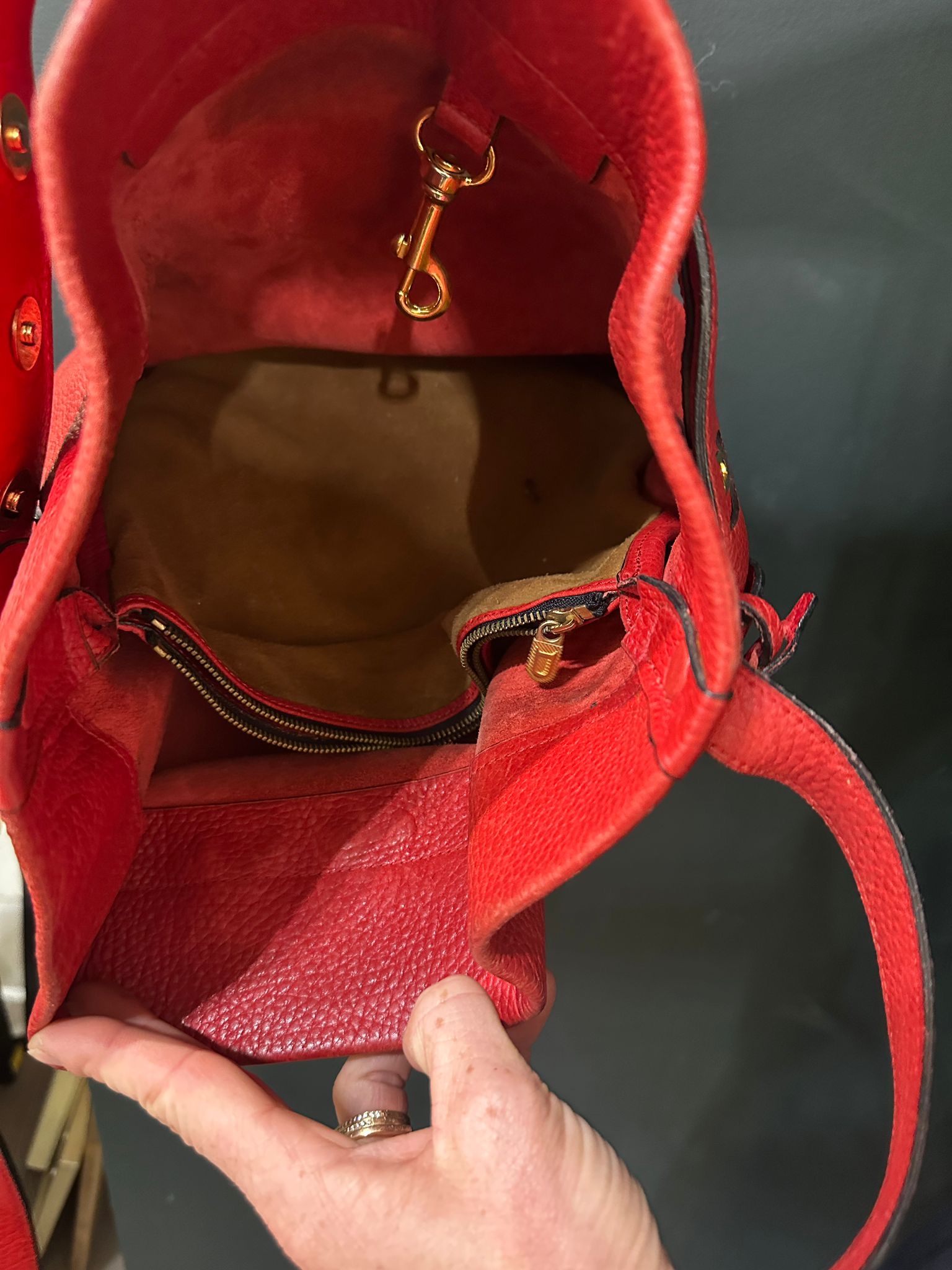 651b3e50-e5f6-429f-909c-9b113b2dc076aurore-morisse-affaire-conclue-maroquinerie-luxe-delvaux-sac-modèle-calicot-rouge-cuir-sceau-neuf-occasion-deuxième-main-accessoire