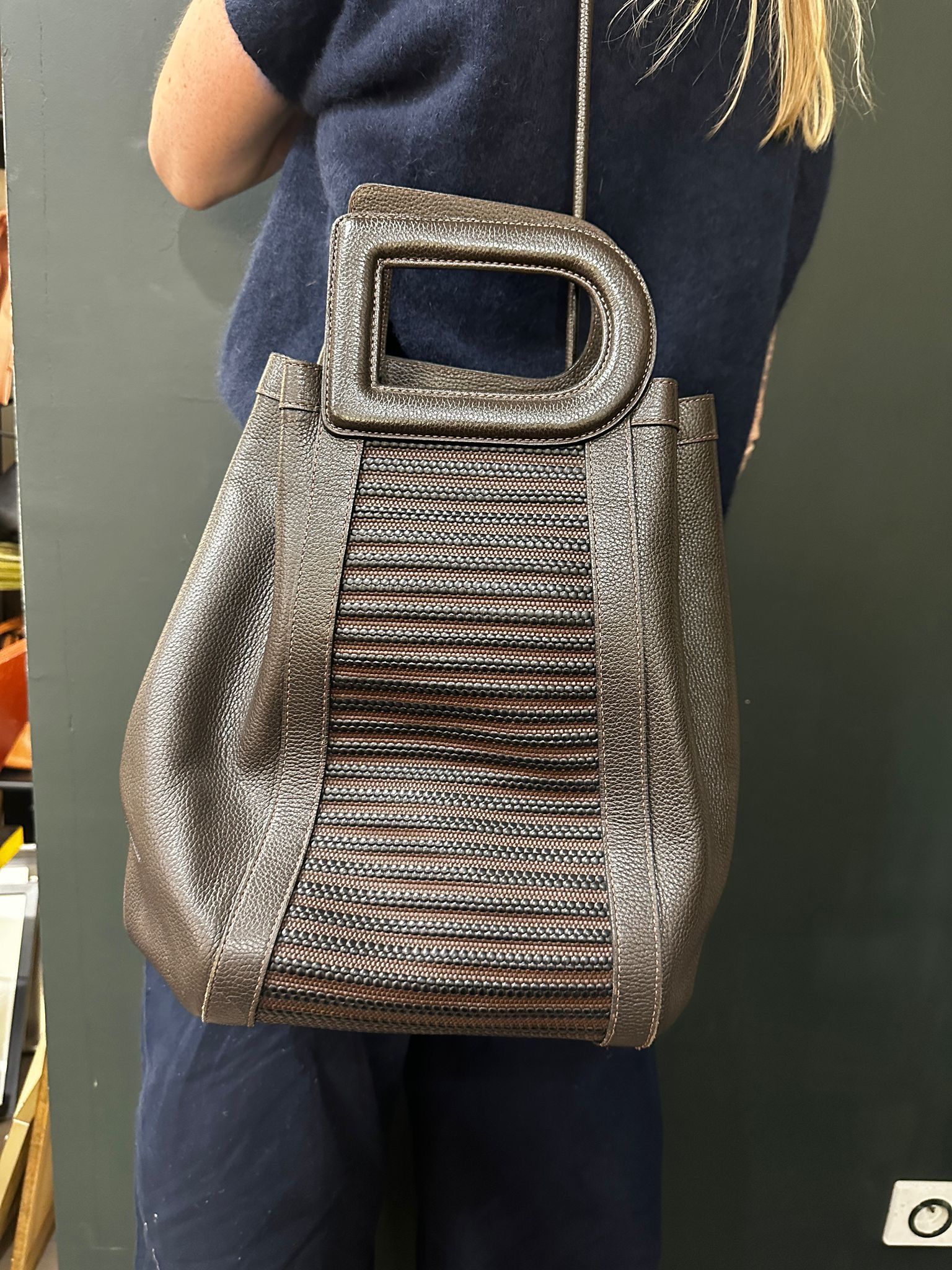 729f6627-d413-4a67-bc39-fc5e26555025aurore-morisse-affaire-conclue-maroquinerie-luxe-delvaux-sac-modèle-caraïbes-marron-cuir-grainé-tressé-neuf-occasion-deuxième-main-accessoire