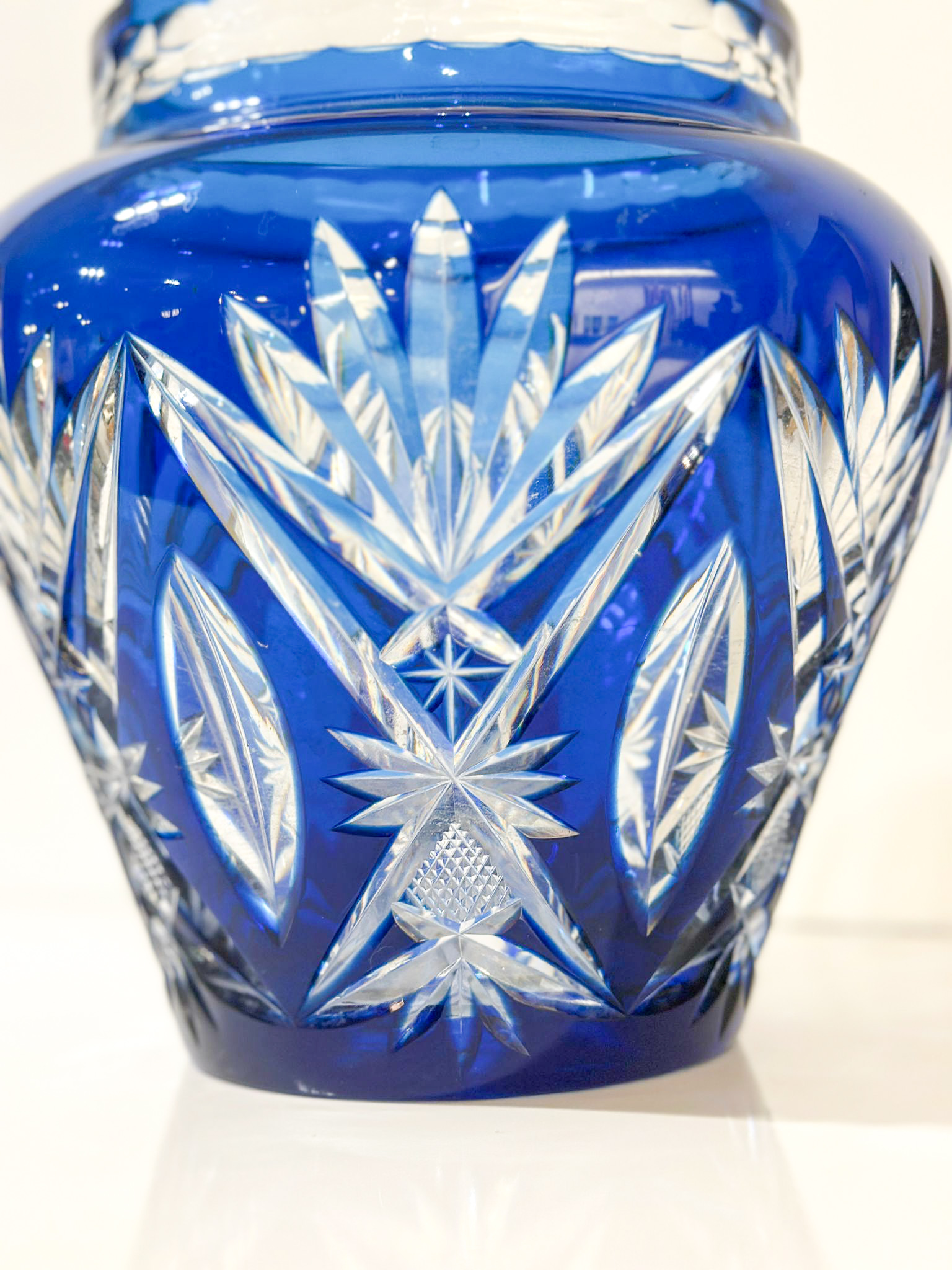 7e559fa3-cd04-482e-bdaa-e3948ebf0e08aurore-morisse-affaire-conclue-verrerie-vase-val-saint-lambert-cristal-pique-fleur-bleu-collectionneur-décorations-fleurs-belgique-liège-cristal