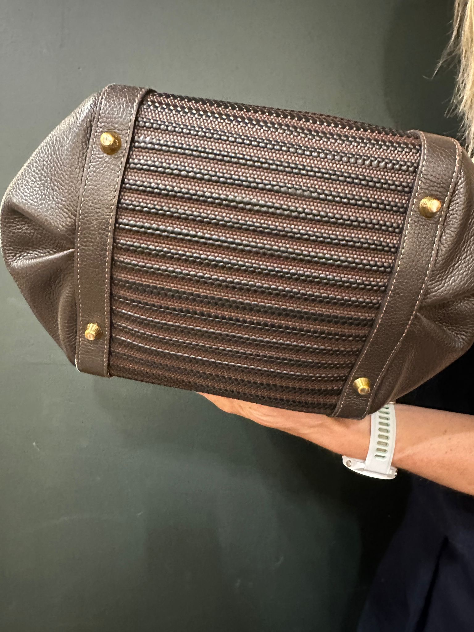 823d9a2c-e7bd-45b9-a22f-29a3b6d74c31aurore-morisse-affaire-conclue-maroquinerie-luxe-delvaux-sac-modèle-caraïbes-marron-cuir-grainé-tressé-neuf-occasion-deuxième-main-accessoire