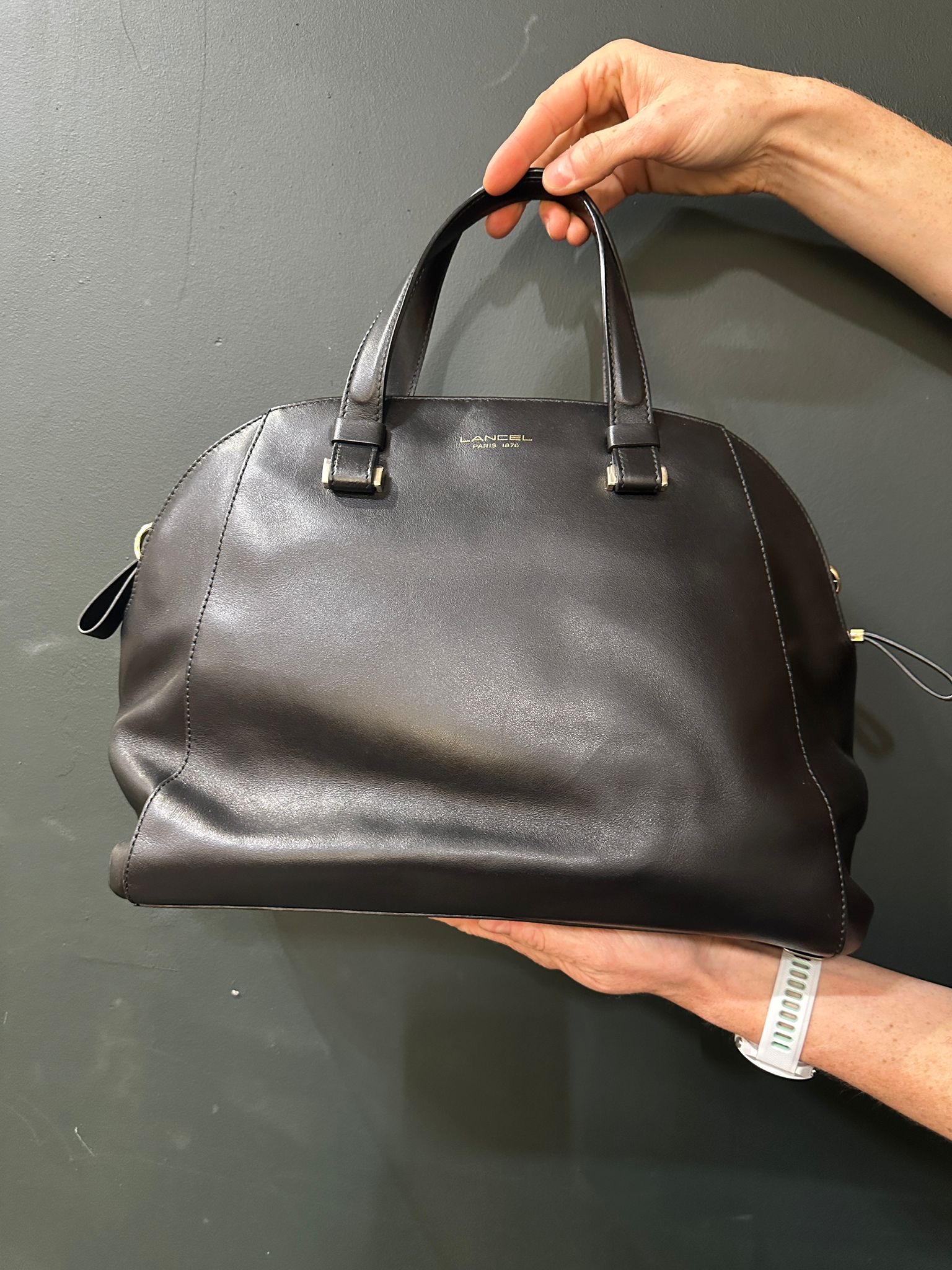 8c4a83c4-d46c-4073-83bc-11887d7e7abeaurore-morisse-affaire-conclue-maroquinerie-luxe-lancel-grand-sac-vintage-cuir-agneau-noir-neuf-occasion-deuxième-main-accessoire