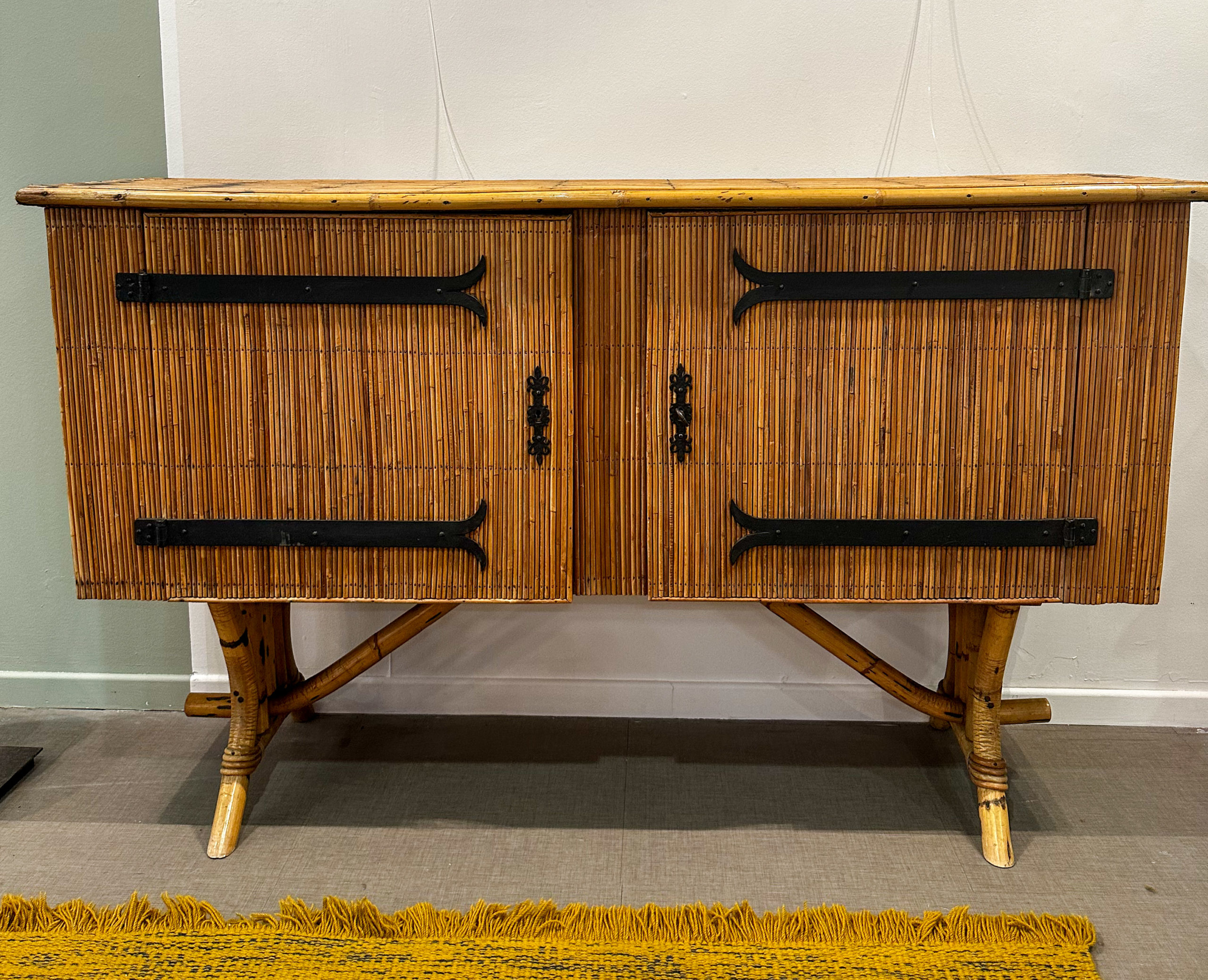IMG_8110aurore-morisse-affaire-conclue-audoux-minnet-design-france-rotin-bambou-années-40-enfilade-rangement-salon-décoration-moderne-naturel