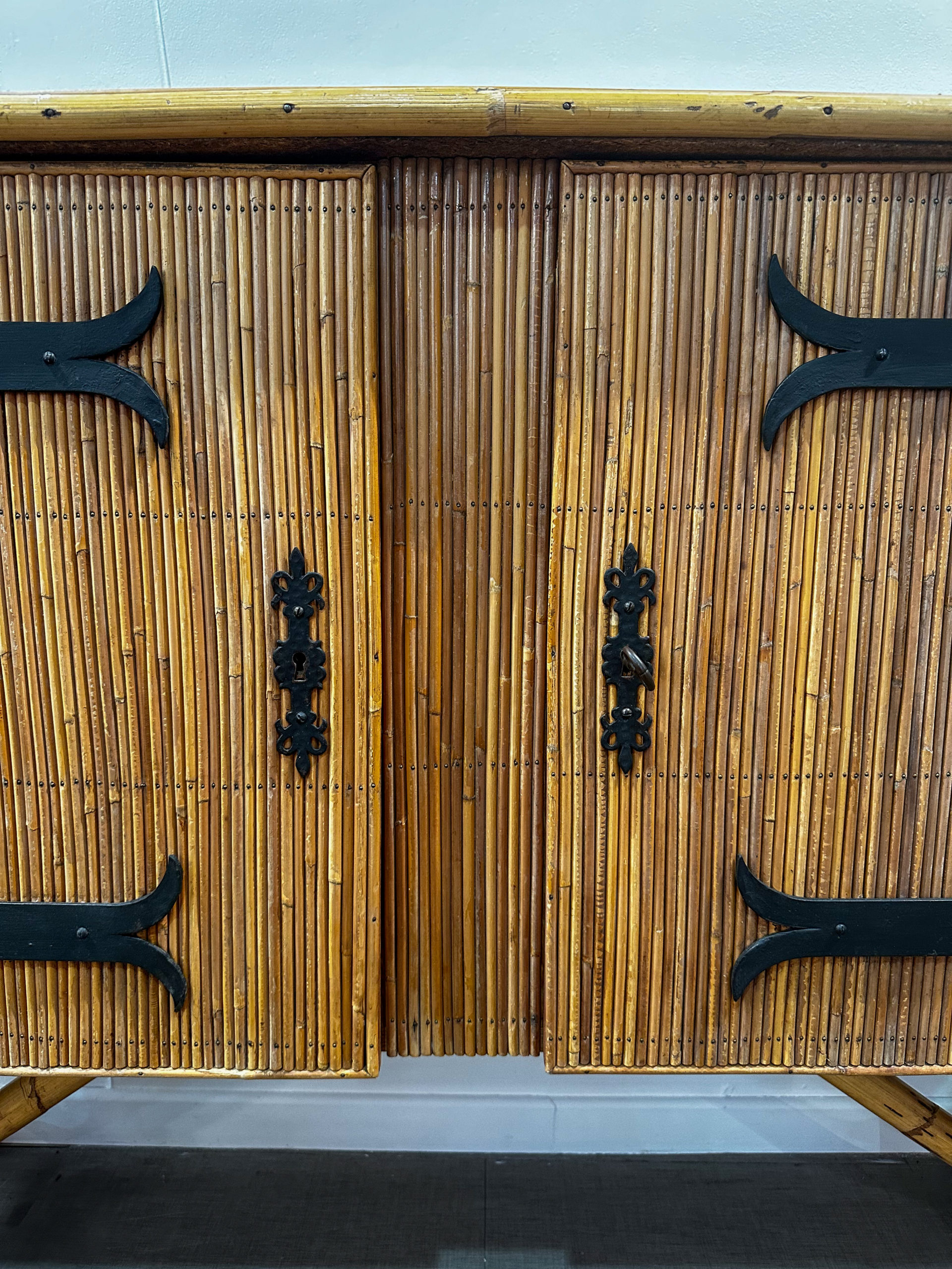 IMG_8112aurore-morisse-affaire-conclue-audoux-minnet-design-france-rotin-bambou-années-40-enfilade-rangement-salon-décoration-moderne-naturel