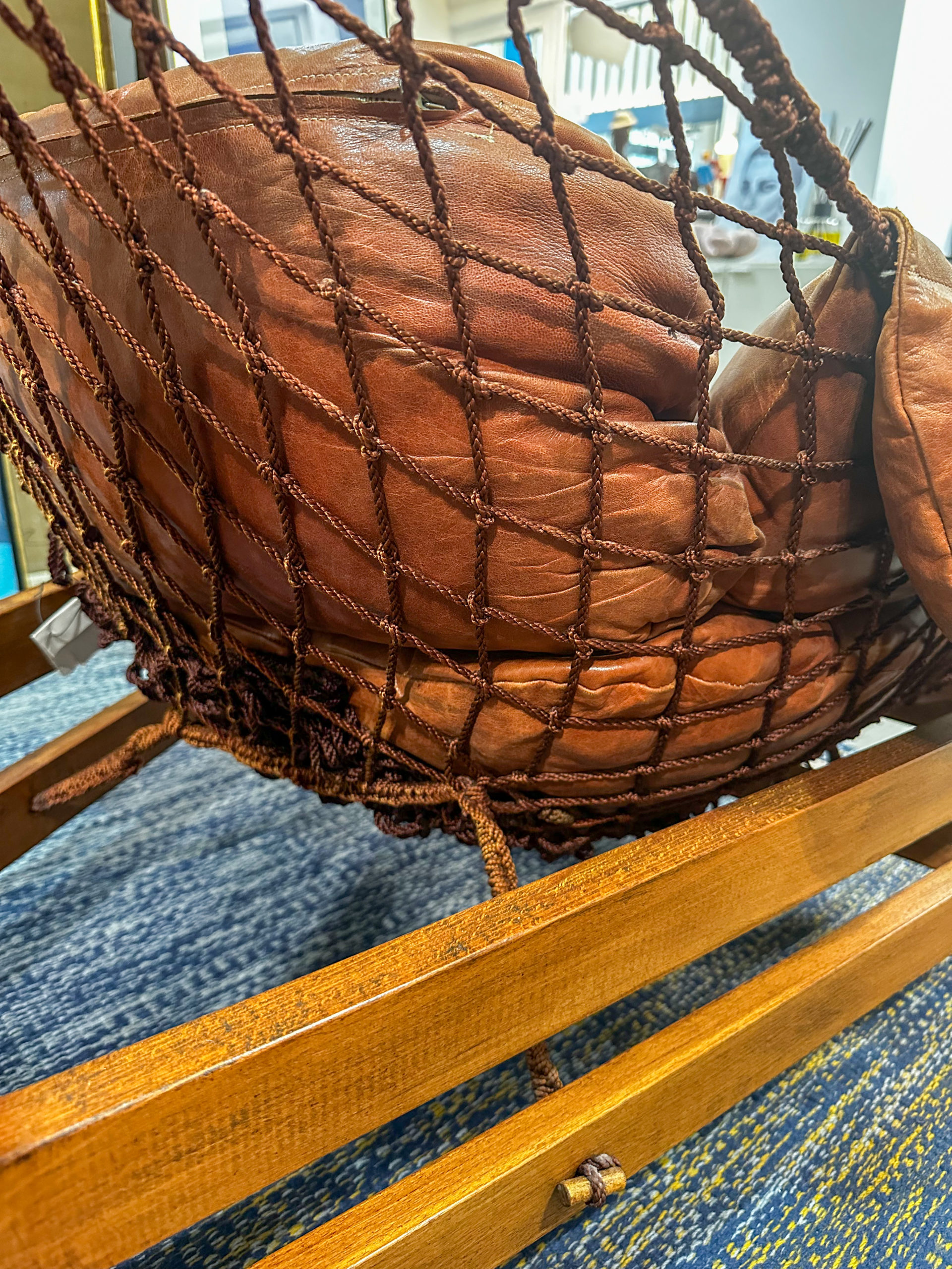 IMG_8125aurore-morisse-affaire-conclue-mobilier-fauteuil-jean-gillon-brésilien-design-cuir-cordage-gran-captain-années-60-confortable-collection-investissement-ameublement-salon