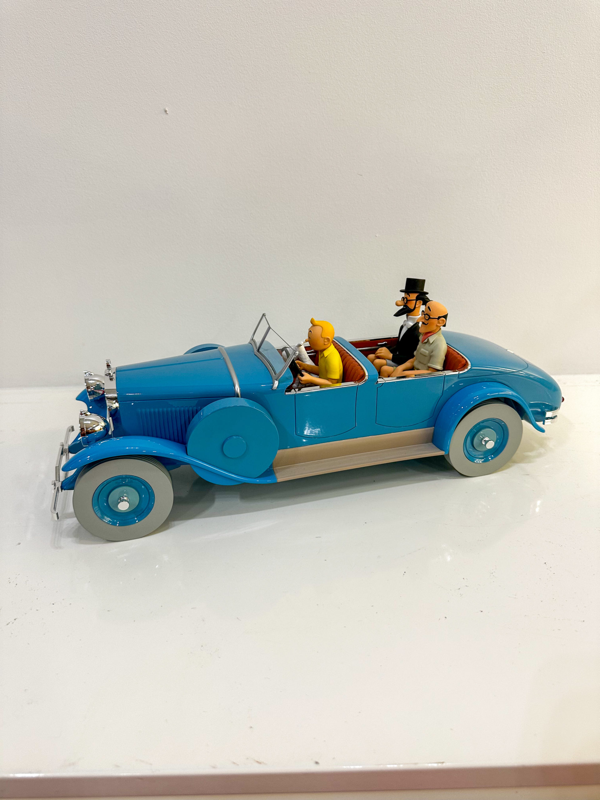 IMG_8138aurore-morisse-affaire-conclue-tintin-voiture-moulinsart-bande-dessiné-hergé-collectionneur-grand-format-voiture-belge