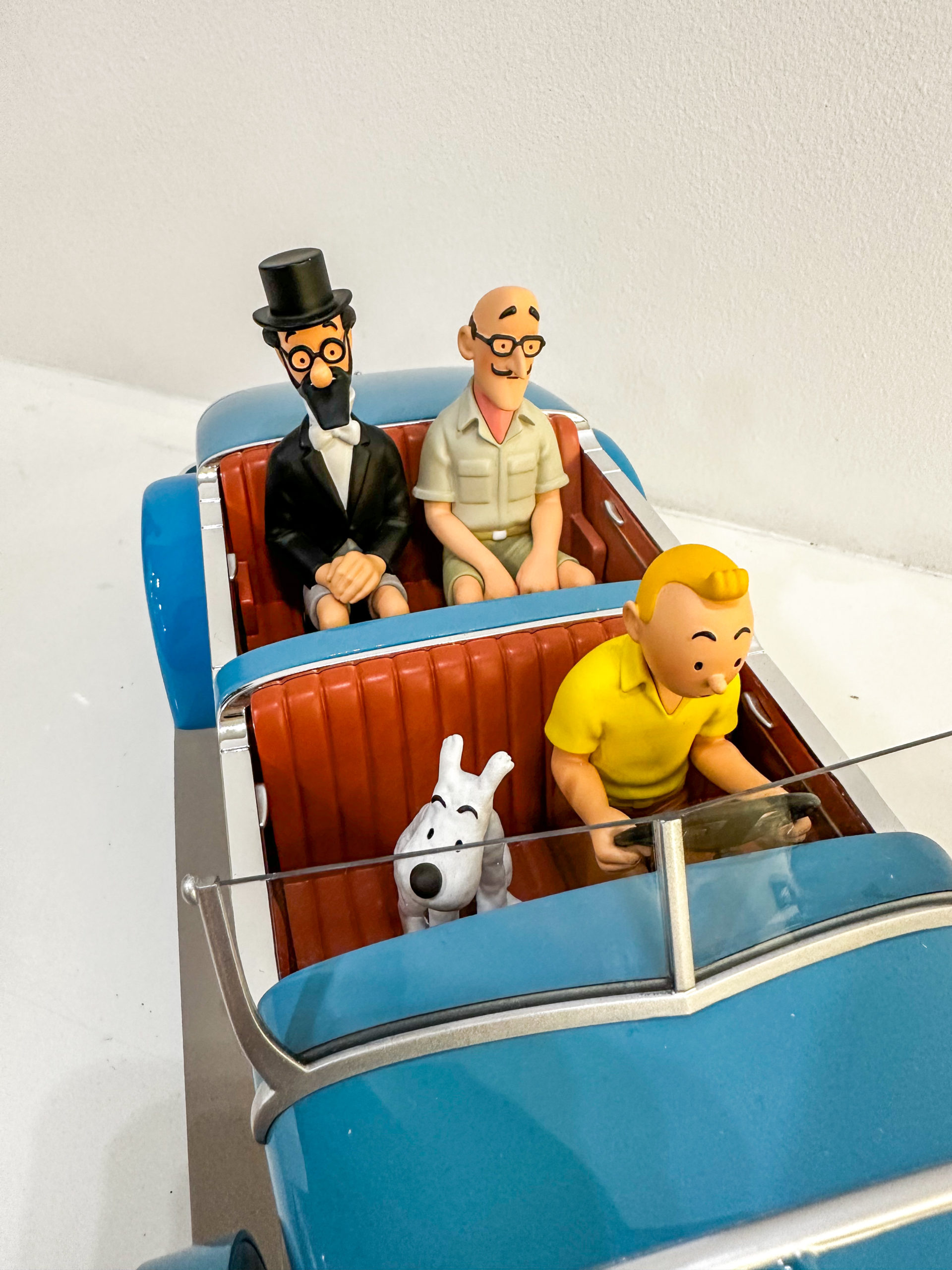 IMG_8139aurore-morisse-affaire-conclue-tintin-voiture-moulinsart-bande-dessiné-hergé-collectionneur-grand-format-voiture-belge