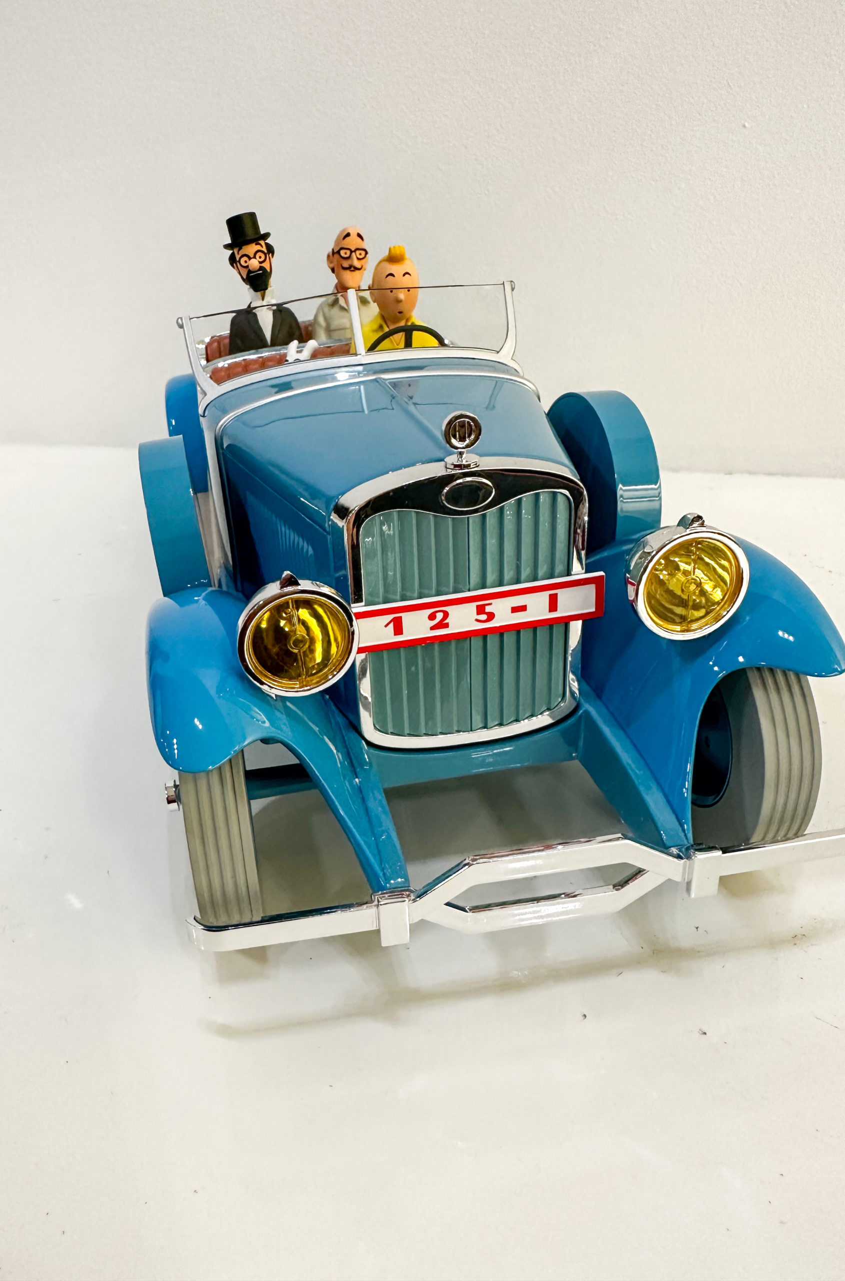 IMG_8140aurore-morisse-affaire-conclue-tintin-voiture-moulinsart-bande-dessiné-hergé-collectionneur-grand-format-voiture-belge