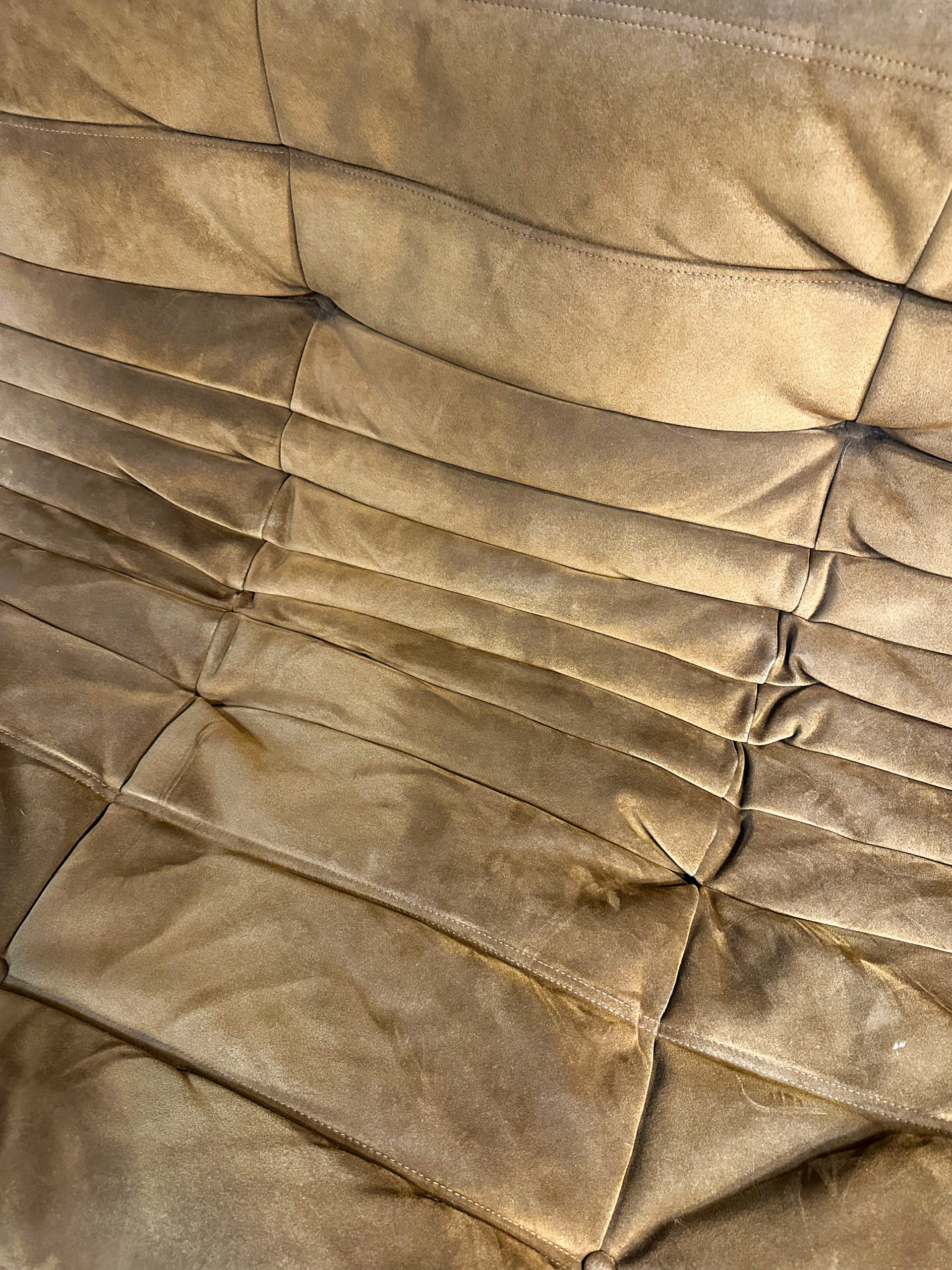 IMG_8182aurore-morisse-affaire-conclue-mobilier-ligne-roset-togo-canapé-grande-banquette-michel-ducaroy-alcantara-mousse-ameublement-salon-seconde-main-occasion-beige