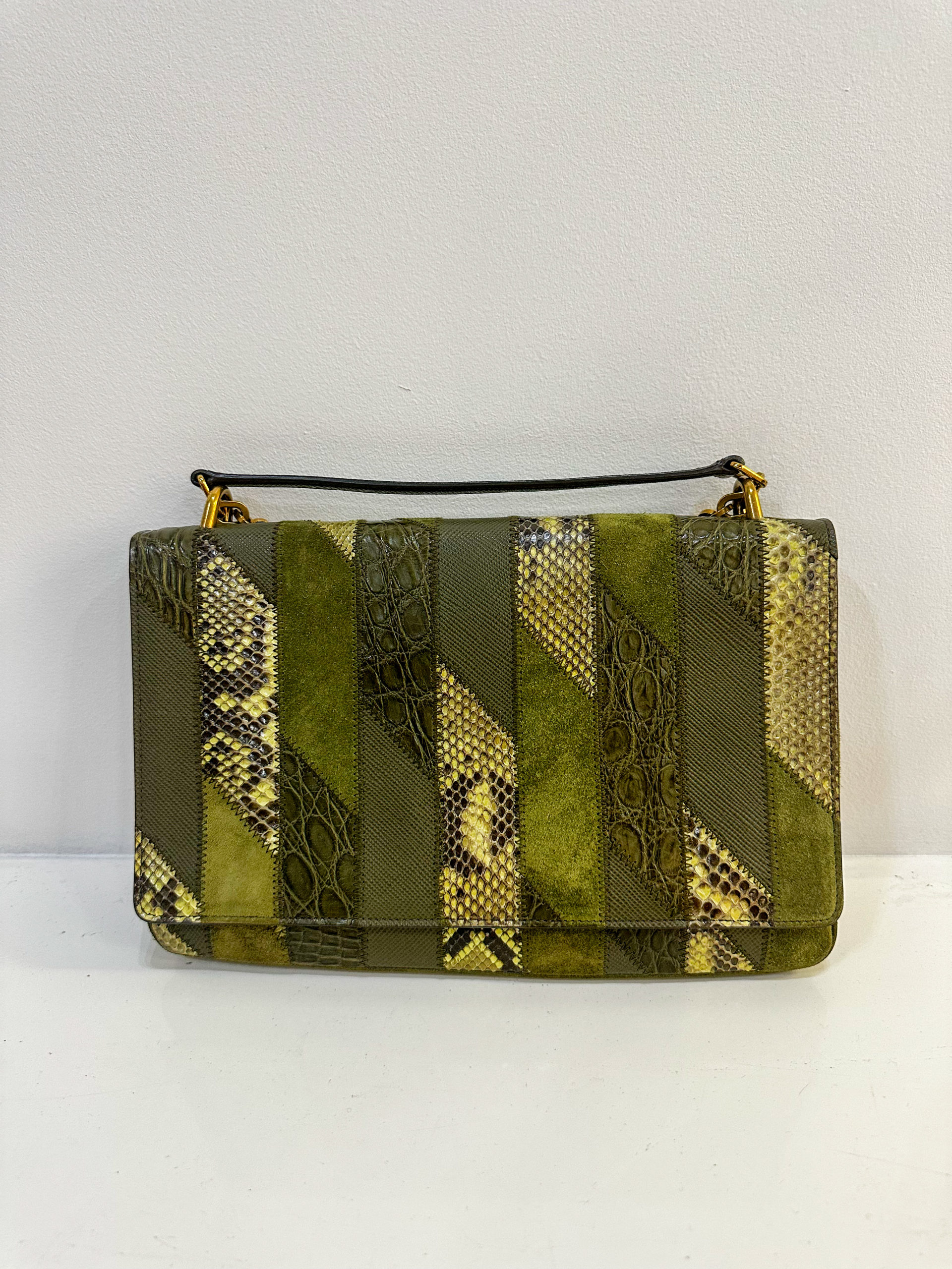 IMG_8231aurore-morisse-affaire-conclue-maroquinerie-luxe-prada-italien-sac-petit-format-vert-cuir-croco-chaîne-dorée-crossbody-occasion-seconde-main