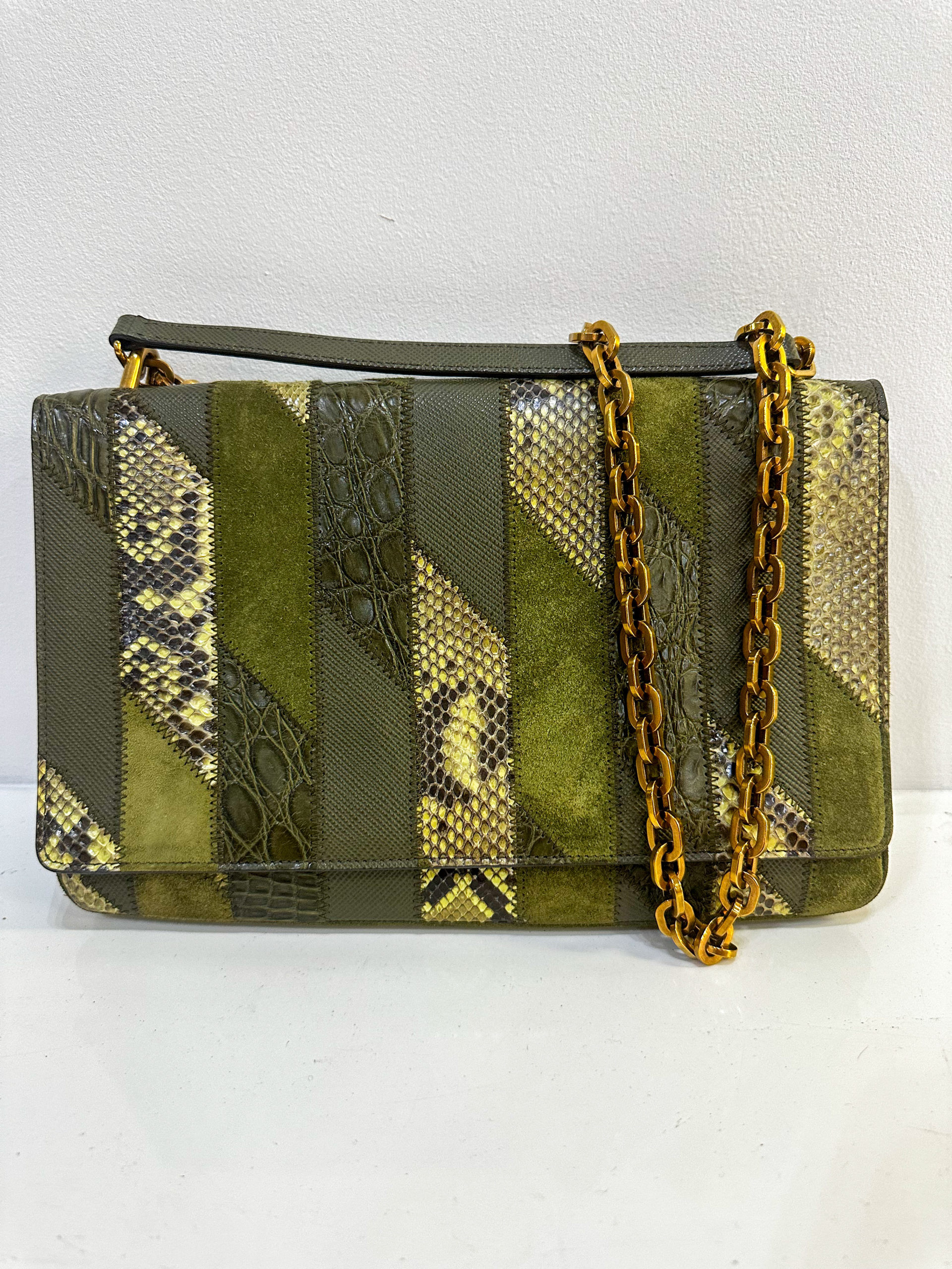 IMG_8232aurore-morisse-affaire-conclue-maroquinerie-luxe-prada-italien-sac-petit-format-vert-cuir-croco-chaîne-dorée-crossbody-occasion-seconde-main