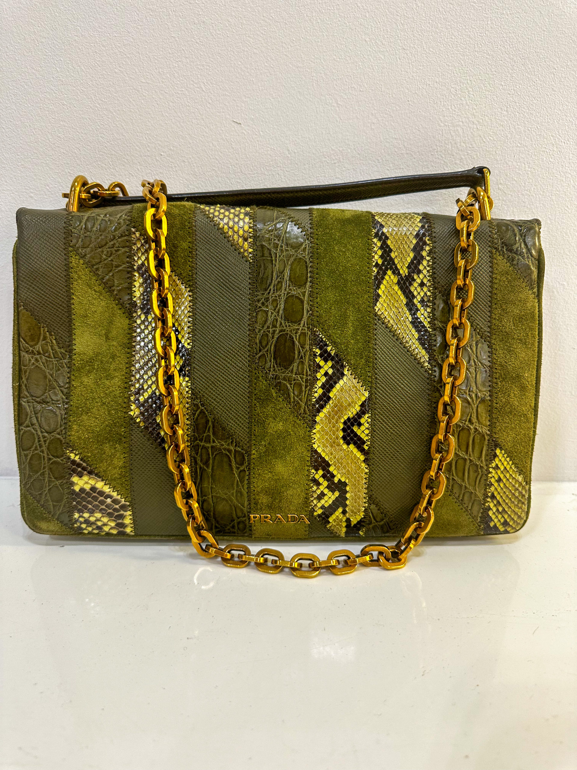 IMG_8233aurore-morisse-affaire-conclue-maroquinerie-luxe-prada-italien-sac-petit-format-vert-cuir-croco-chaîne-dorée-crossbody-occasion-seconde-main