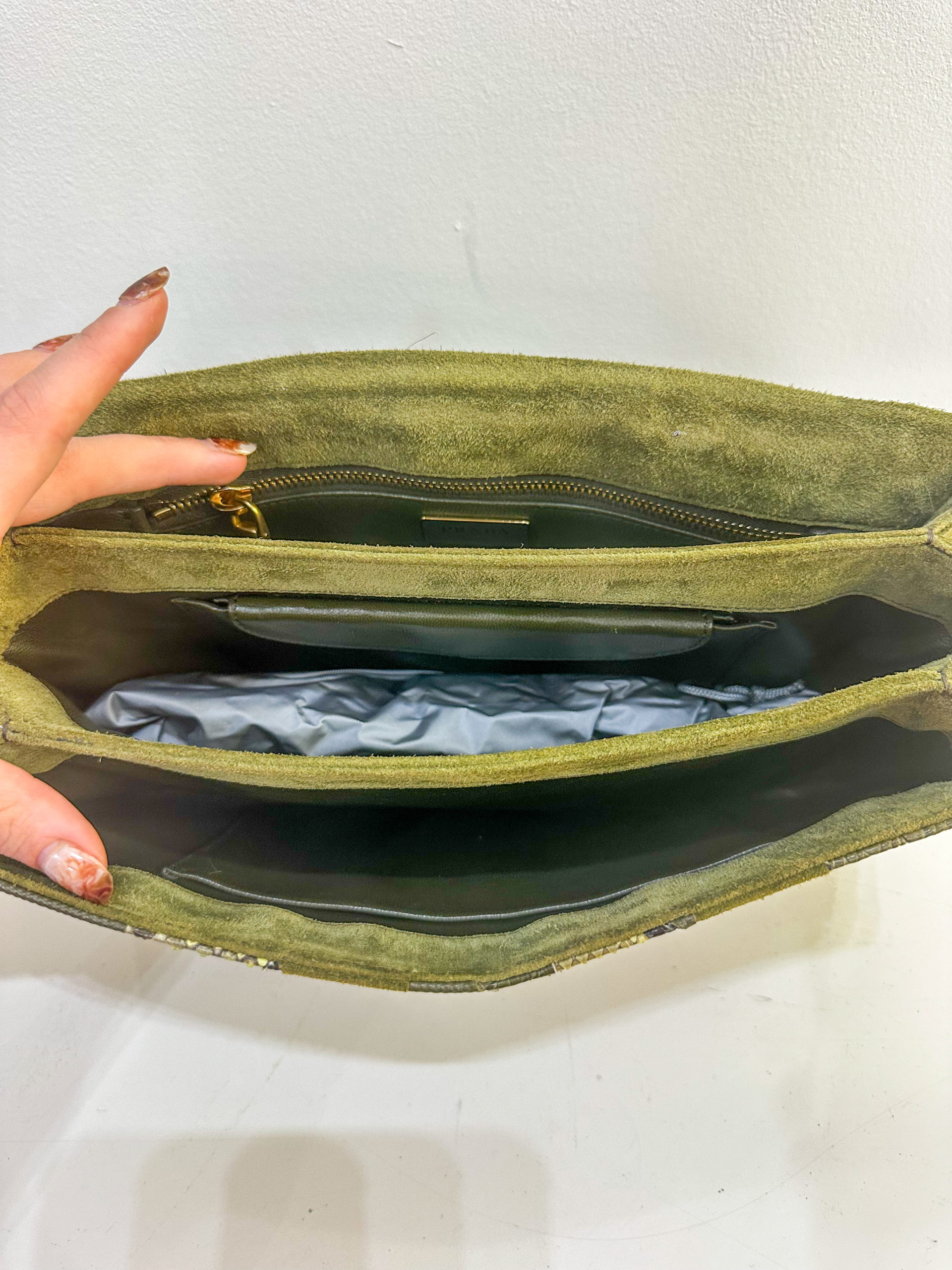 IMG_8234aurore-morisse-affaire-conclue-maroquinerie-luxe-prada-italien-sac-petit-format-vert-cuir-croco-chaîne-dorée-crossbody-occasion-seconde-main