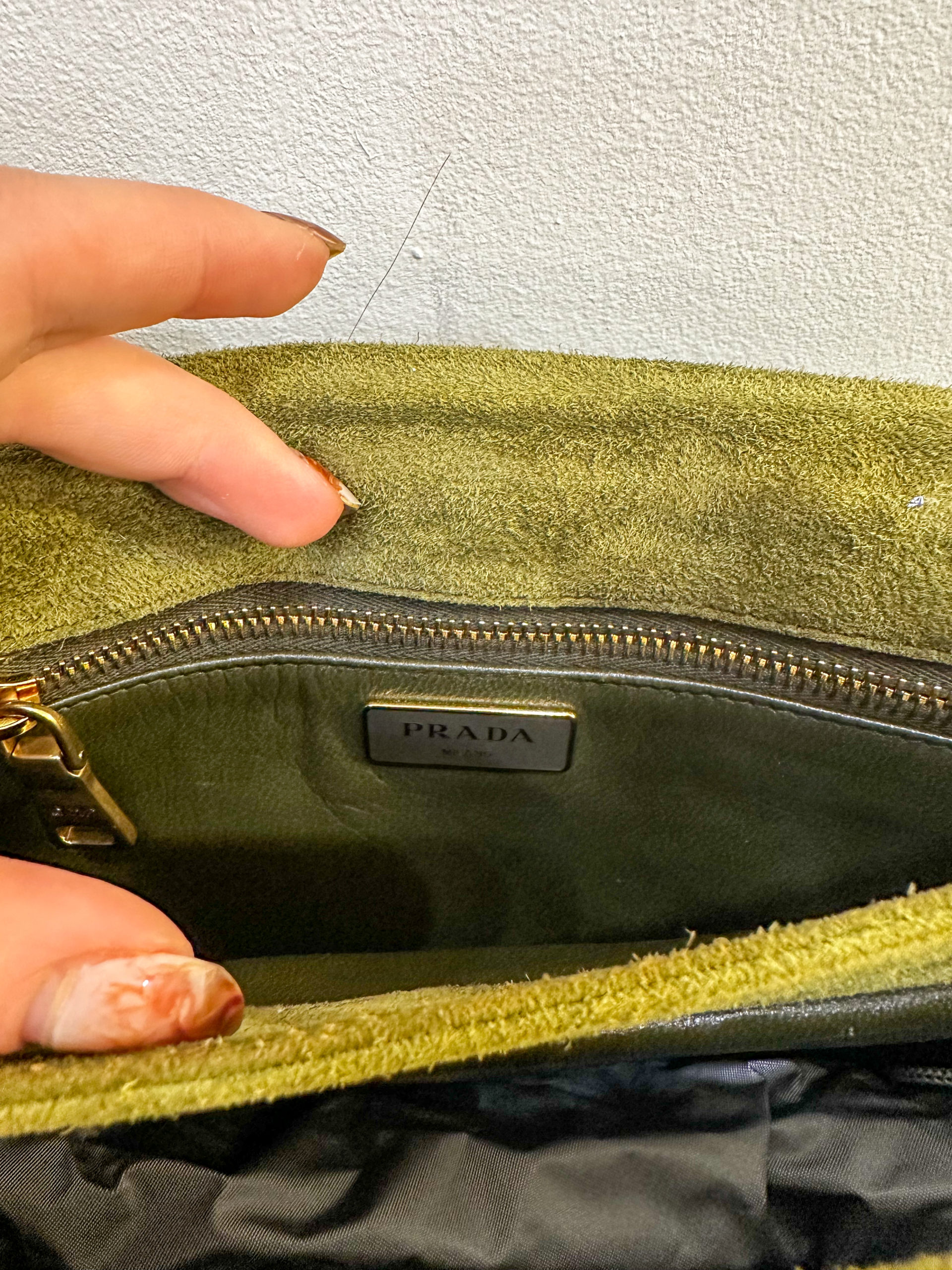 IMG_8235aurore-morisse-affaire-conclue-maroquinerie-luxe-prada-italien-sac-petit-format-vert-cuir-croco-chaîne-dorée-crossbody-occasion-seconde-main