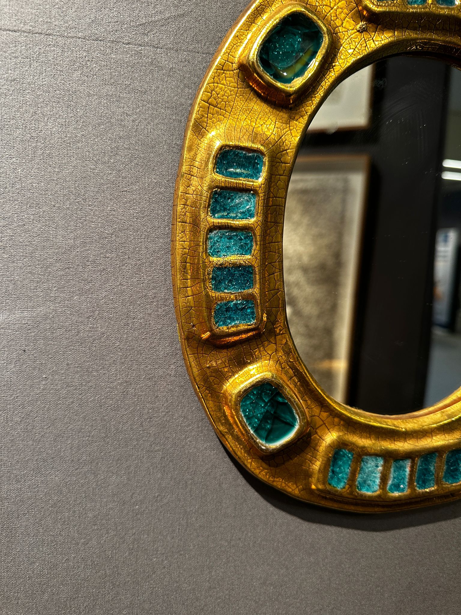 PHOTO-2025-03-27-09-05-32-3aurore-morisse-affaire-conclue-miroir-mithé-espelt-céramique-email-doré-décoration-investissement-collectionneur-mérida-vert-bleu-petit-format