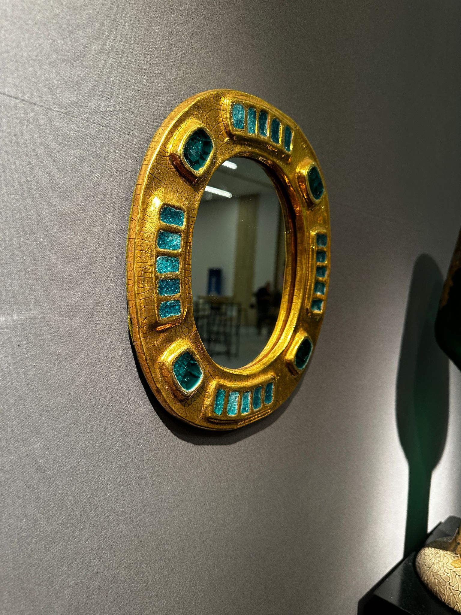 PHOTO-2025-03-27-09-05-32aurore-morisse-affaire-conclue-miroir-mithé-espelt-céramique-email-doré-décoration-investissement-collectionneur-mérida-vert-bleu-petit-format