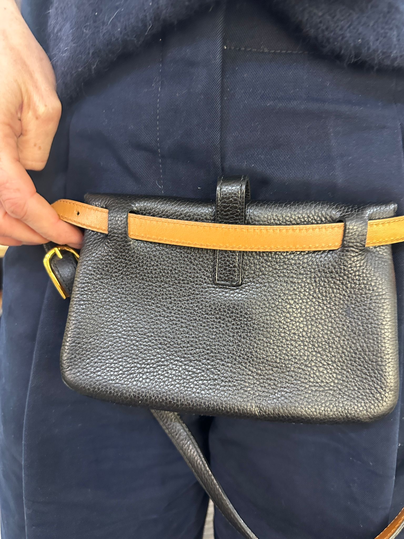 a1593bbe-edf9-437b-a440-e13058398125aurore-morisse-affaire-conclue-maroquinerie-luxe-delvaux-pochette-ceinture-petit-format-cuir-brun-occasion-deuxième-main-accessoire