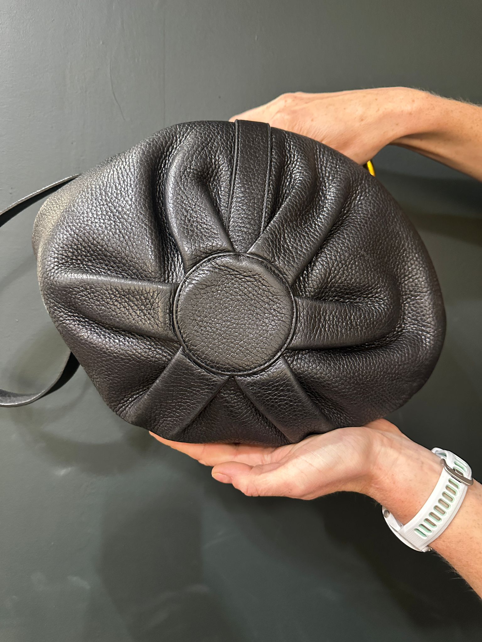 a3a0bcd5-ed5f-4d27-b7da-fa6f03d315d2aurore-morisse-affaire-conclue-maroquinerie-luxe-delvaux-sac-cuir-noir-belgique-occasion-deuxième-main-accessoire