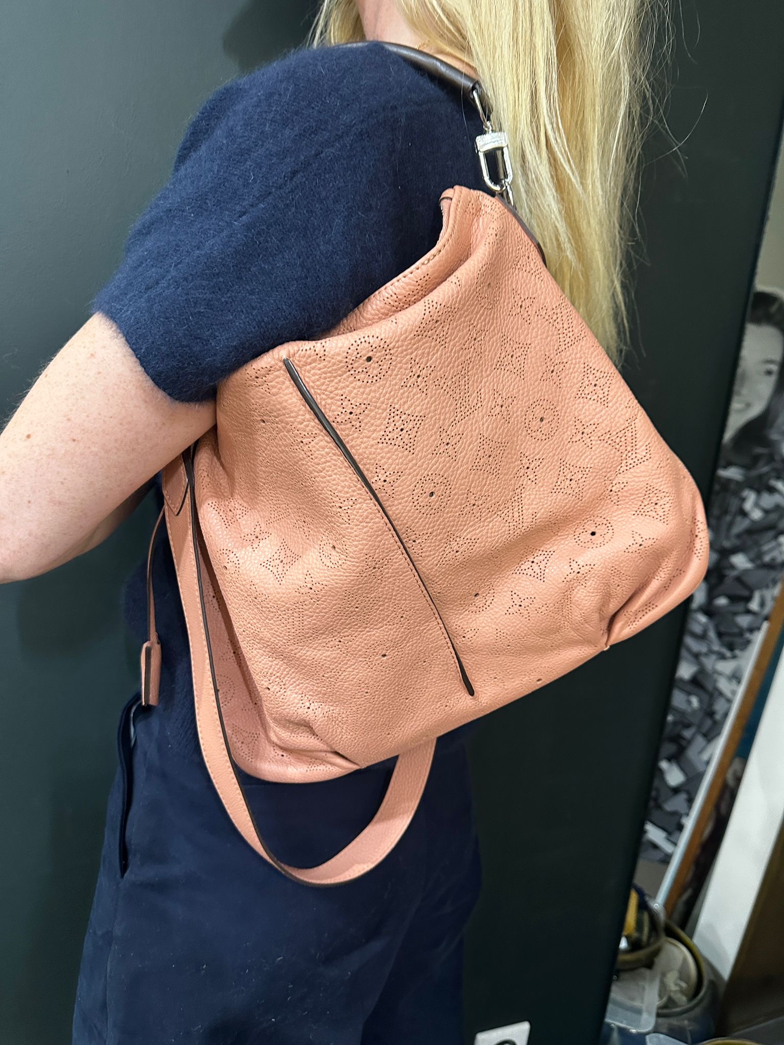 a41e92f8-9d1c-4bfd-8179-03ae1d07c1d7aurore-morisse-affaire-conclue-maroquinerie-luxe-louis-vuitton-cuir-monogramme-vieux-rose-bandoulière-épaule-france-luxe-occasion-deuxième-main-accessoire