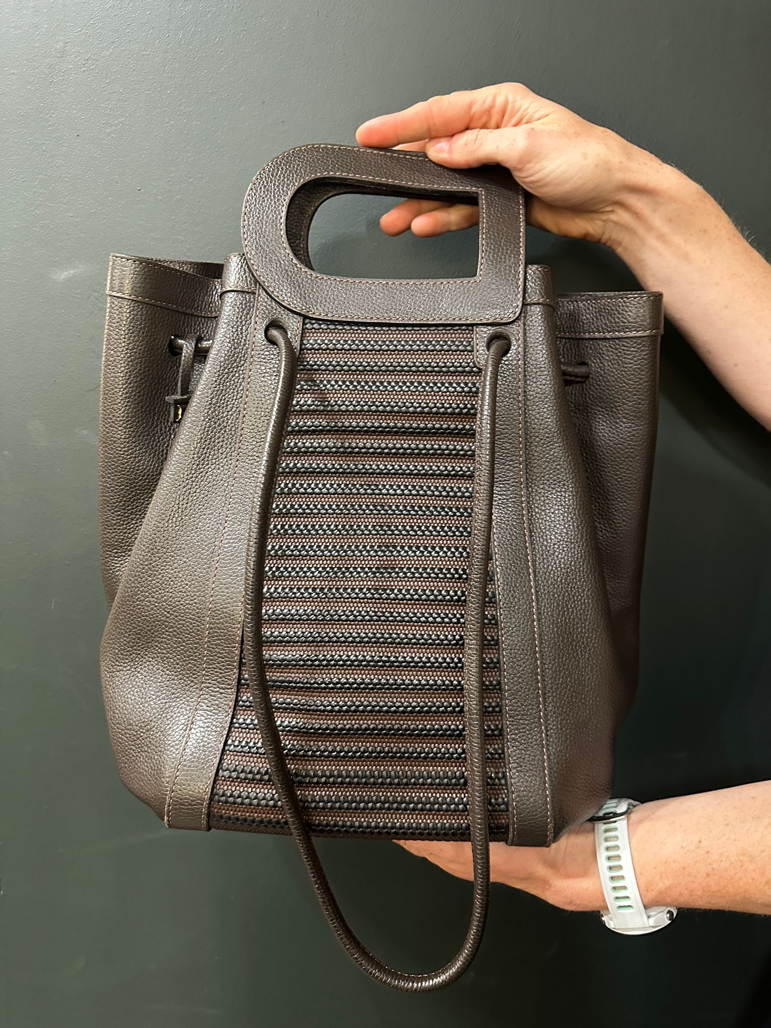 a5101f45-9381-4d4c-bf2d-61165f300158aurore-morisse-affaire-conclue-maroquinerie-luxe-delvaux-sac-modèle-caraïbes-marron-cuir-grainé-tressé-neuf-occasion-deuxième-main-accessoire