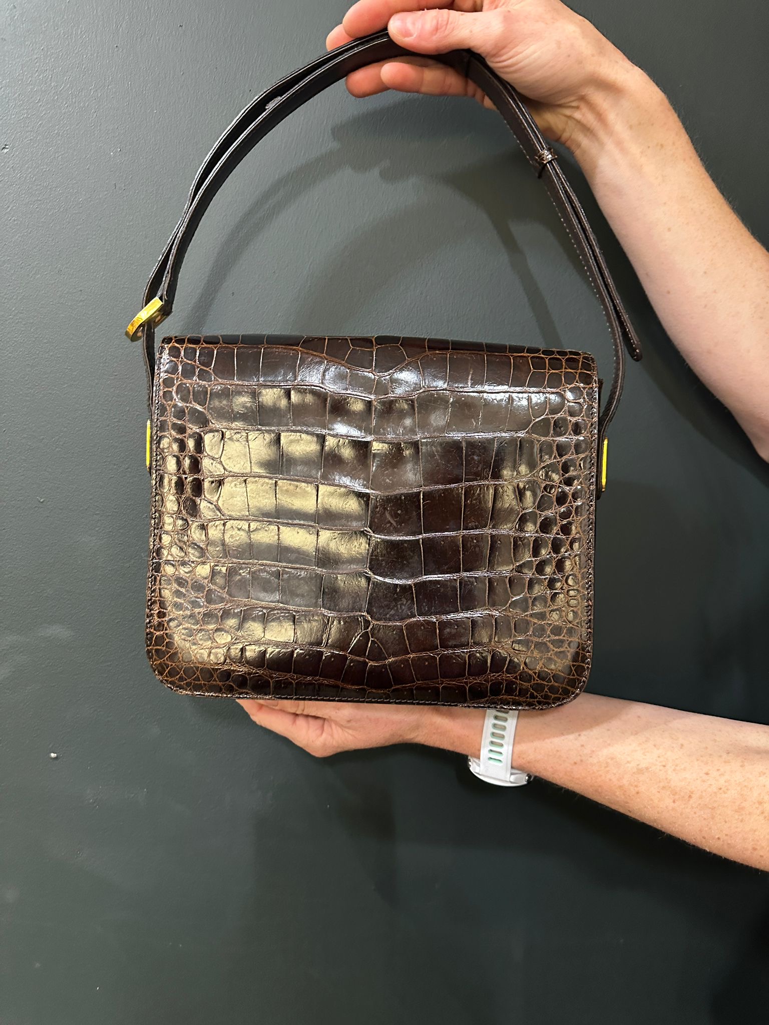 a6267410-0bc7-4cdd-a281-fa06cd455255aurore-morisse-affaire-conclue-maroquinerie-luxe-delvaux-sac-modèle-vintage-sacoche-croco-cuir-neuf-occasion-deuxième-main-accessoire