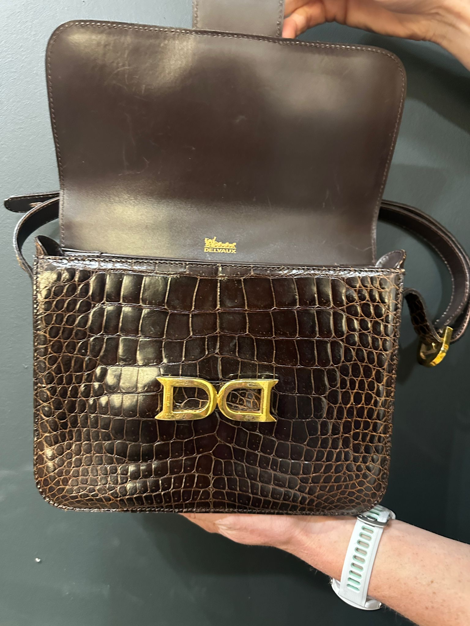ac66a249-9845-4d11-b20b-00ed7ec615a7aurore-morisse-affaire-conclue-maroquinerie-luxe-delvaux-sac-modèle-vintage-sacoche-croco-cuir-neuf-occasion-deuxième-main-accessoire