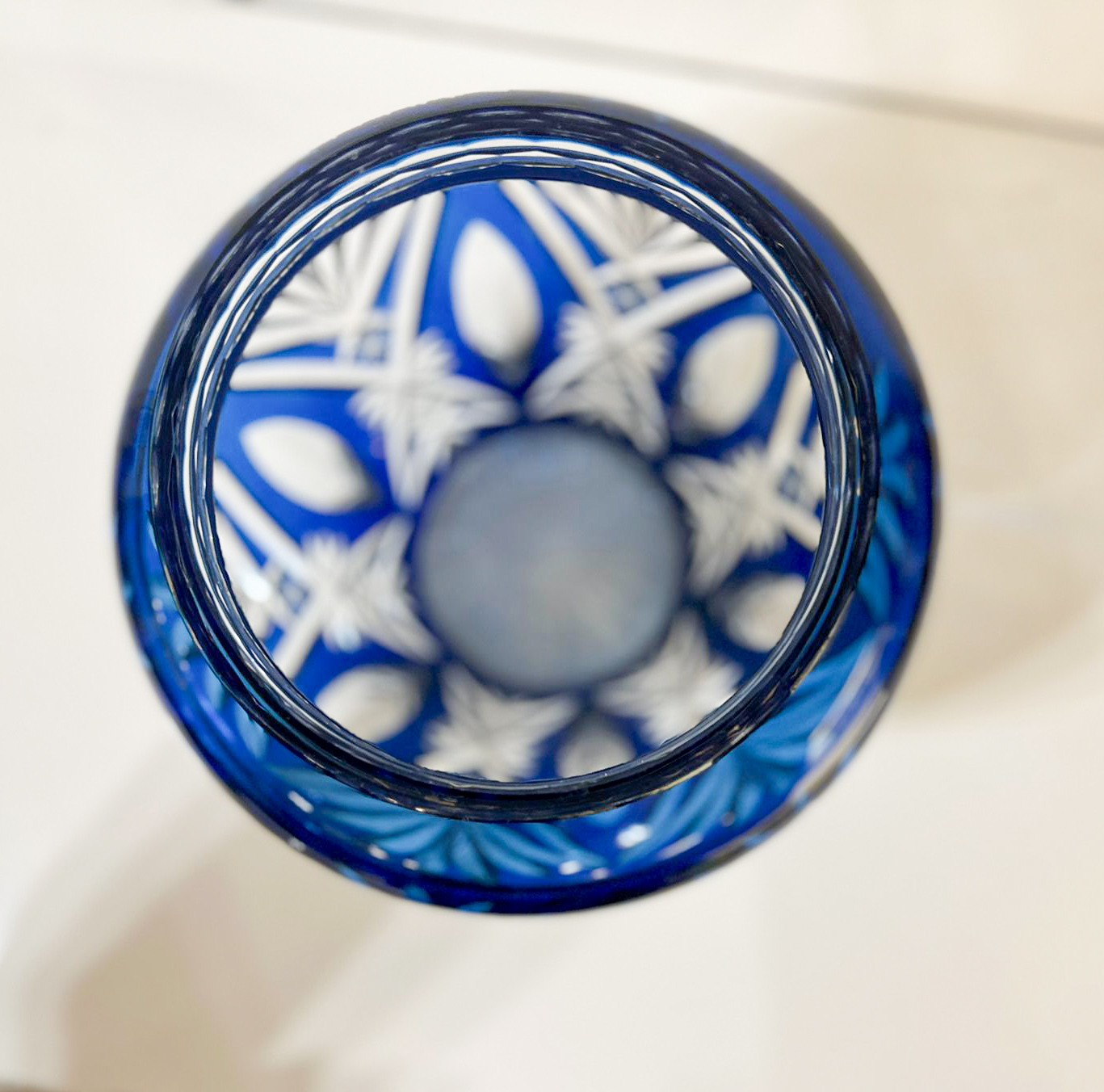afc918a0-e1bd-4aa4-acbd-6adcaf853042aurore-morisse-affaire-conclue-verrerie-vase-val-saint-lambert-cristal-pique-fleur-bleu-collectionneur-décorations-fleurs-belgique-liège-cristal