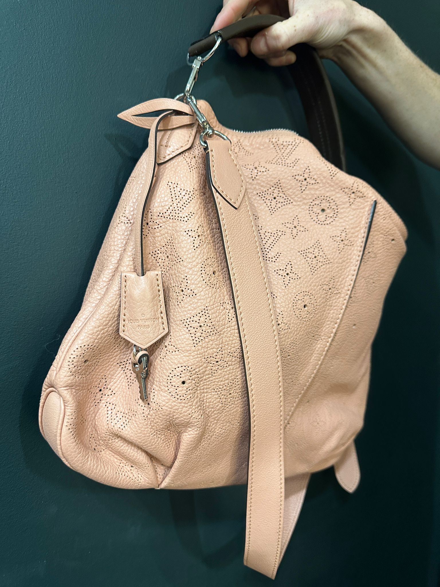 b1f8e7fd-5c8a-4918-aa04-3a8410b037a7aurore-morisse-affaire-conclue-maroquinerie-luxe-louis-vuitton-cuir-monogramme-vieux-rose-bandoulière-épaule-france-luxe-occasion-deuxième-main-accessoire