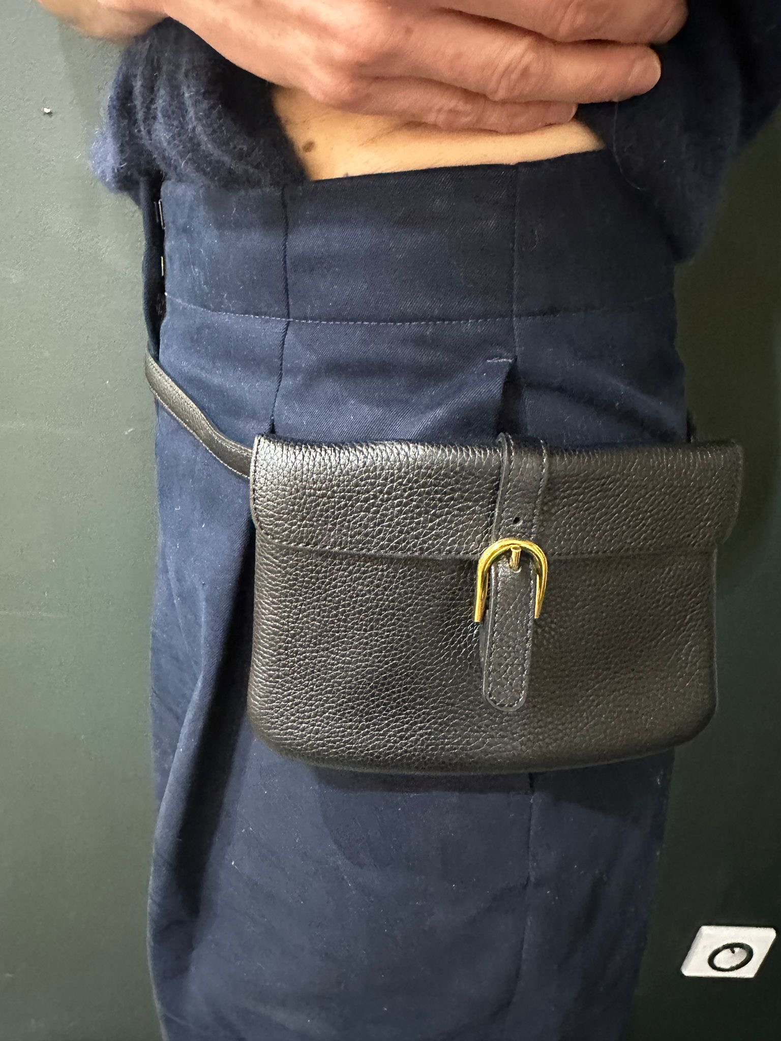 b3674f5f-c631-4278-a62f-7d64e03a3ebaaurore-morisse-affaire-conclue-maroquinerie-luxe-delvaux-pochette-ceinture-petit-format-cuir-brun-occasion-deuxième-main-accessoire