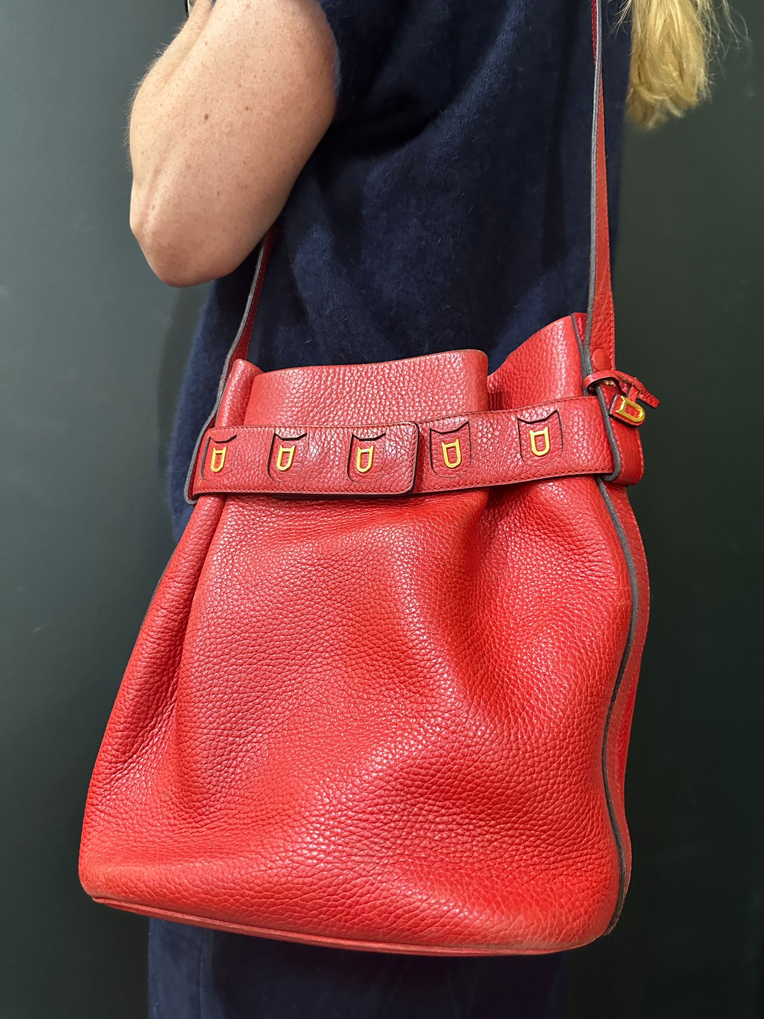 b3bd1d9e-0777-4ec9-bfd8-276aa3ba9c83aurore-morisse-affaire-conclue-maroquinerie-luxe-delvaux-sac-modèle-calicot-rouge-cuir-sceau-neuf-occasion-deuxième-main-accessoire