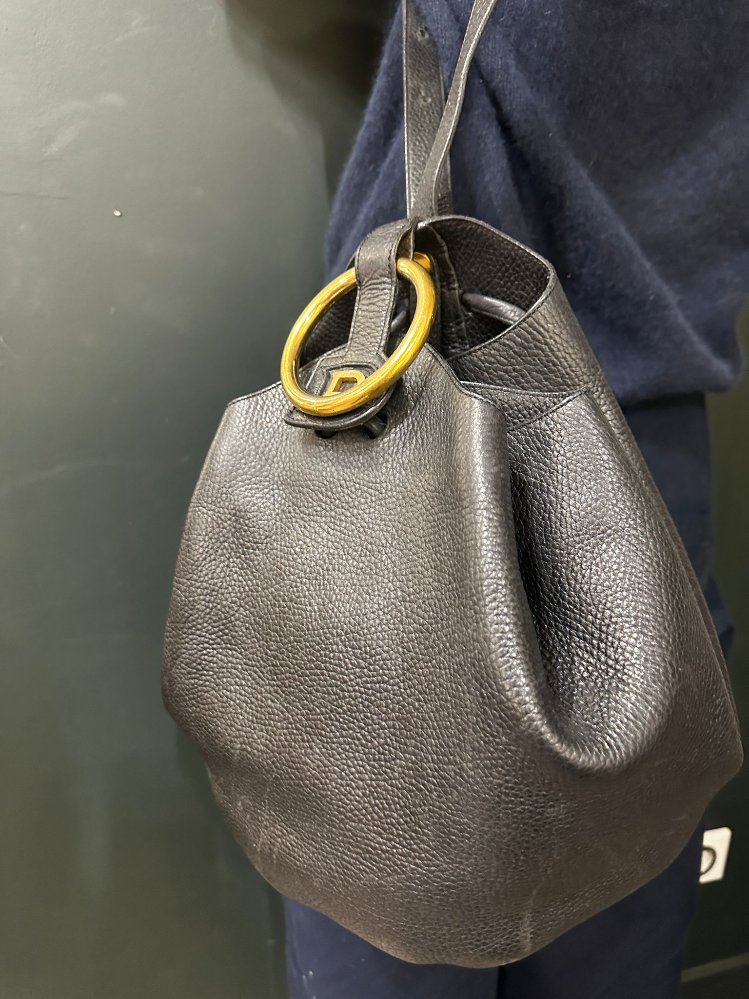 bdece315-4a57-4248-ab25-2b7cea60744aaurore-morisse-affaire-conclue-maroquinerie-luxe-delvaux-sac-cuir-noir-belgique-occasion-deuxième-main-accessoire