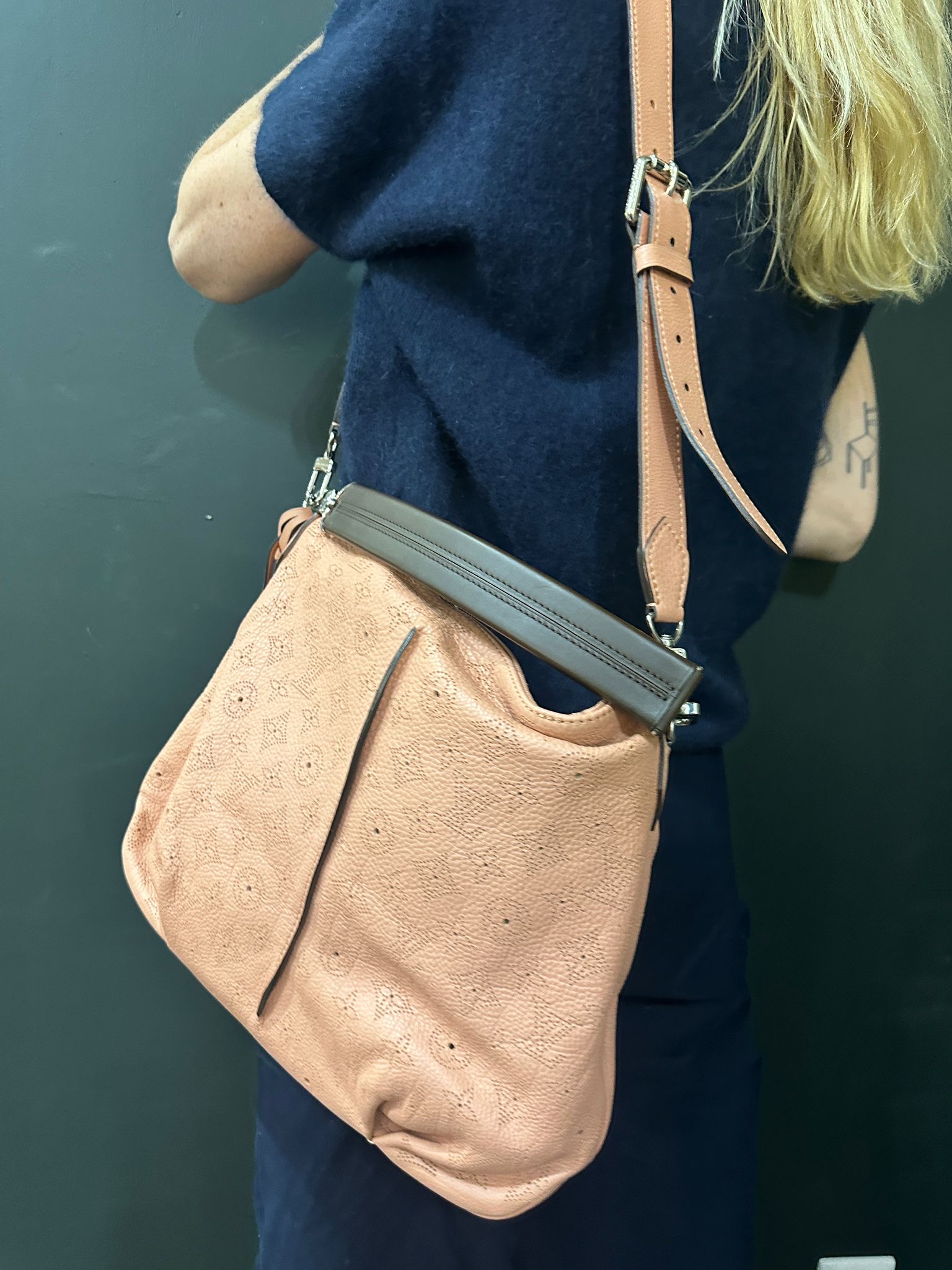 c29dc86f-bb7e-458f-8607-a95ab7d11e4baurore-morisse-affaire-conclue-maroquinerie-luxe-louis-vuitton-cuir-monogramme-vieux-rose-bandoulière-épaule-france-luxe-occasion-deuxième-main-accessoire