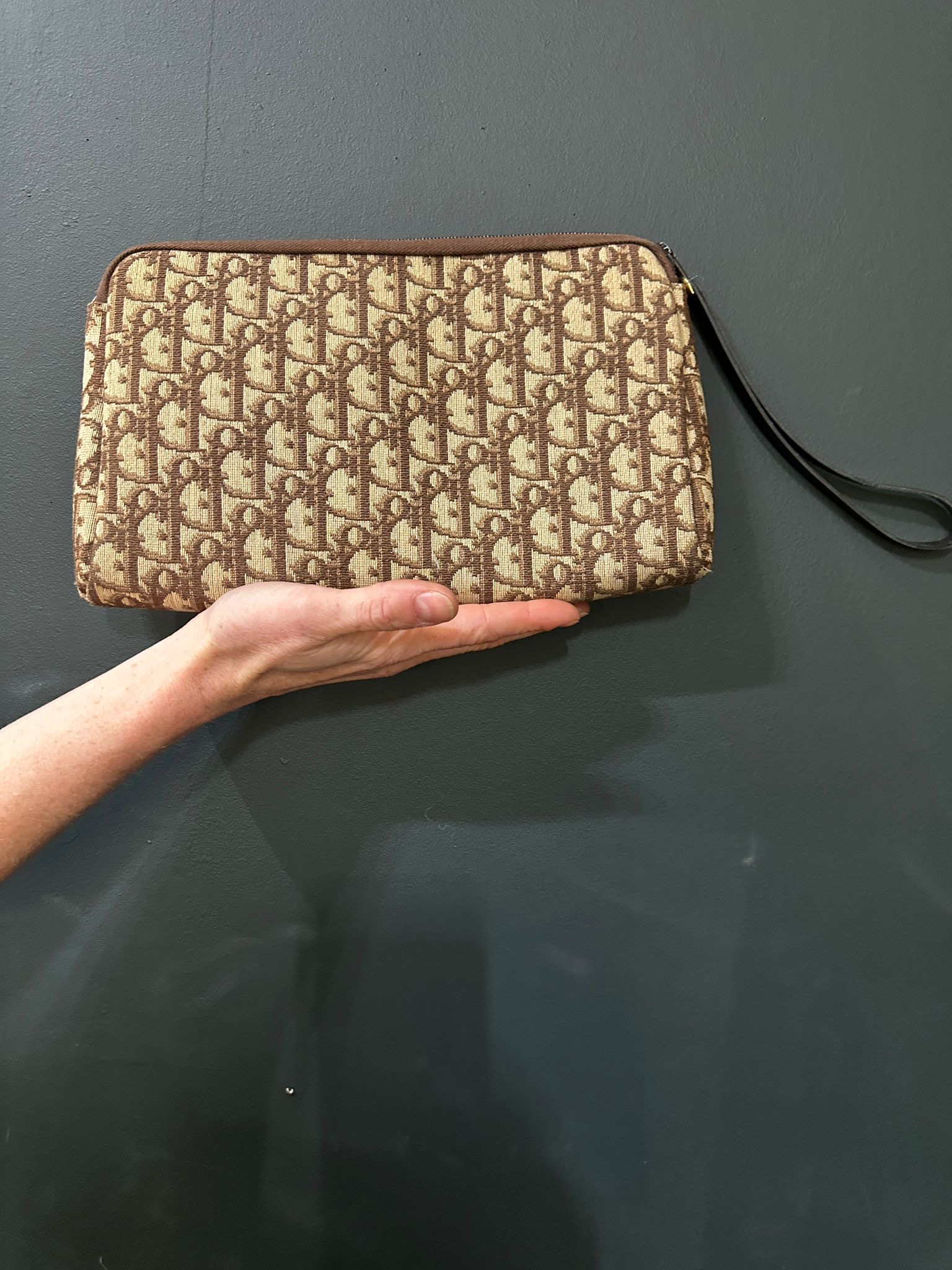 c6104154-070f-450f-8226-482f79038a2caurore-morisse-affaire-conclue-maroquinerie-luxe-dior-pochette-petit-format-toile-monogramme-france-brun-occasion-deuxième-main-accessoire