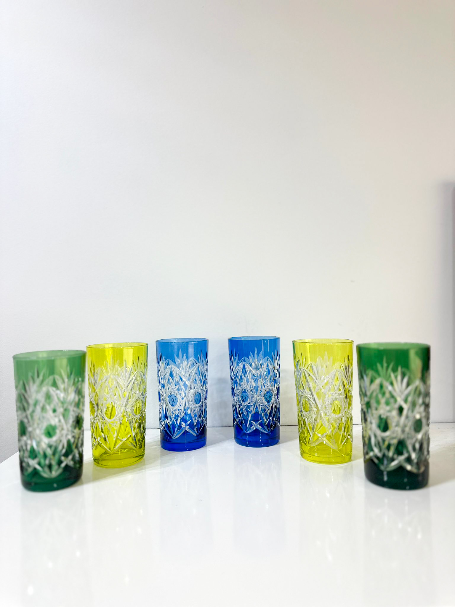 cf1c12c8-9c81-4709-a542-fb73104c5daeaurore-morisse-affaire-conclue-verres-whisky-val-saint-lambert-VSL-cristal-coloré-bleu-vert-décoré-art-de-la-table-dégustation-collectionneur