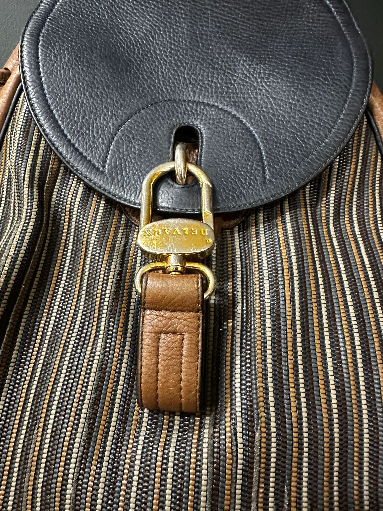 d7485a6a-9312-4f3a-bd62-9ac95542069caurore-morisse-affaire-conclue-maroquinerie-luxe-delvaux-sac-à-dos-vintage-cuir-marron-bleu-tressé-neuf-occasion-deuxième-main-accessoire