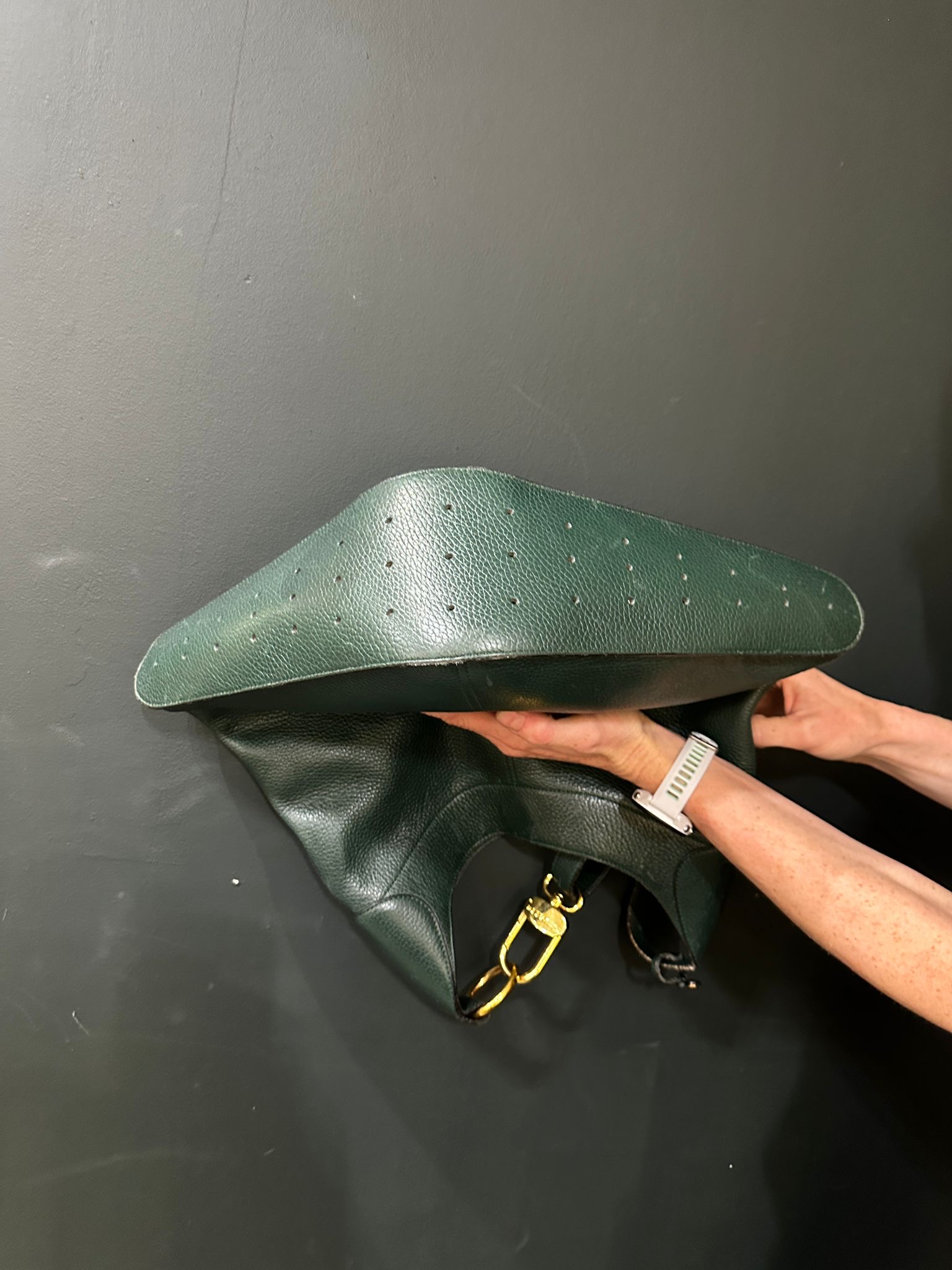 de06b138-0722-4d66-9ed4-6d769b52864daurore-morisse-affaire-conclue-maroquinerie-luxe-delvaux-sac-modèle-satan-marron-cuir-vert-bouteille-neuf-occasion-deuxième-main-accessoire