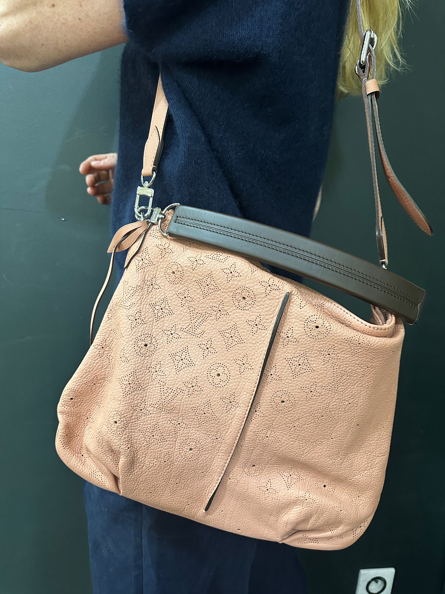 e2b6761b-8ba0-45a9-841f-9c5e3222e4c1aurore-morisse-affaire-conclue-maroquinerie-luxe-louis-vuitton-cuir-monogramme-vieux-rose-bandoulière-épaule-france-luxe-occasion-deuxième-main-accessoire