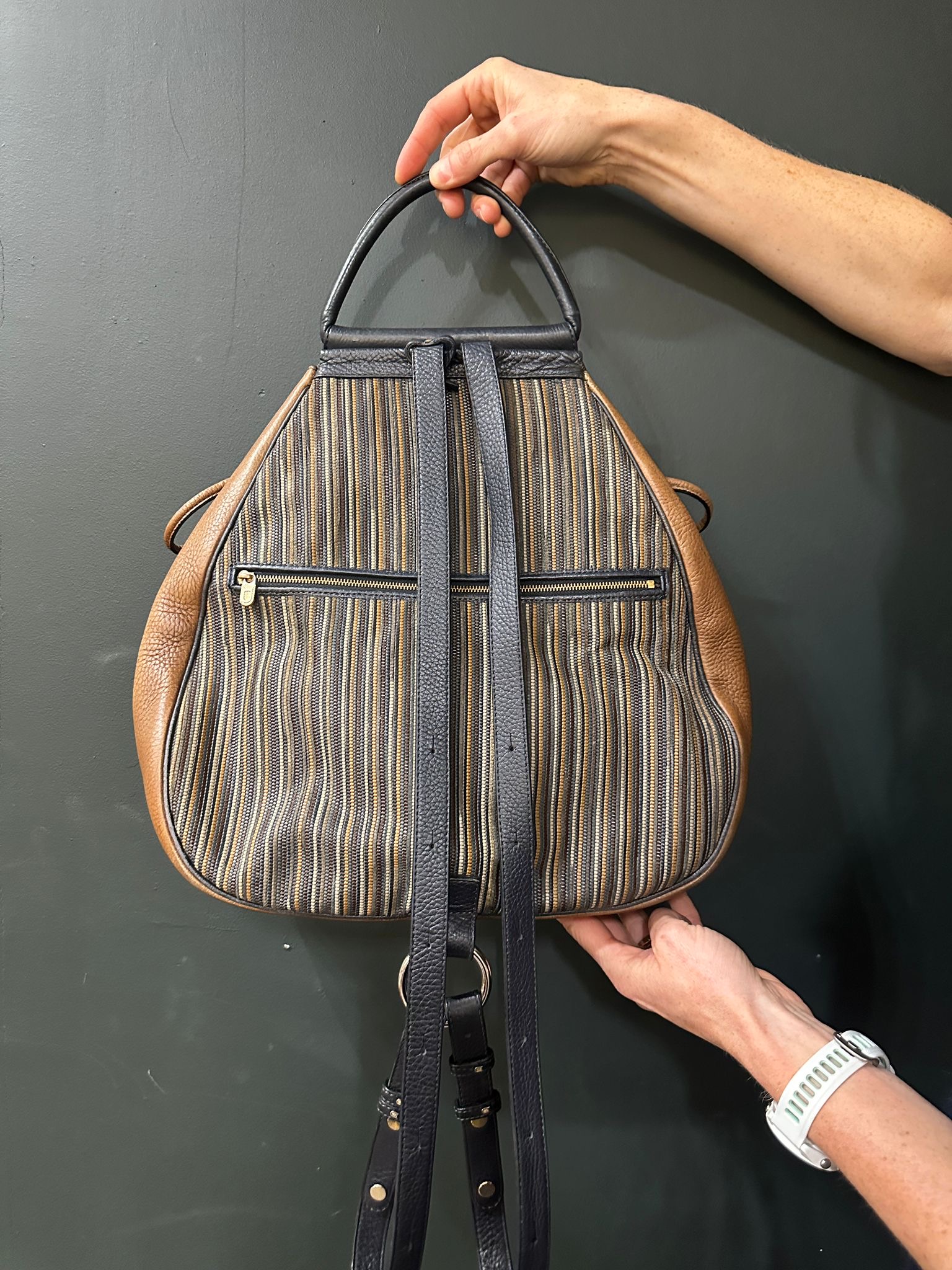 e3698b3b-9c75-46ac-b0b3-9696bc6348d1aurore-morisse-affaire-conclue-maroquinerie-luxe-delvaux-sac-à-dos-vintage-cuir-marron-bleu-tressé-neuf-occasion-deuxième-main-accessoire