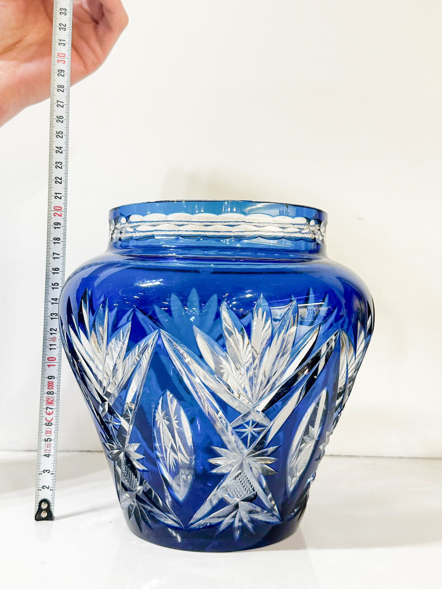 e5819216-a929-44af-ad8c-5749442107aaaurore-morisse-affaire-conclue-verrerie-vase-val-saint-lambert-cristal-pique-fleur-bleu-collectionneur-décorations-fleurs-belgique-liège-cristal
