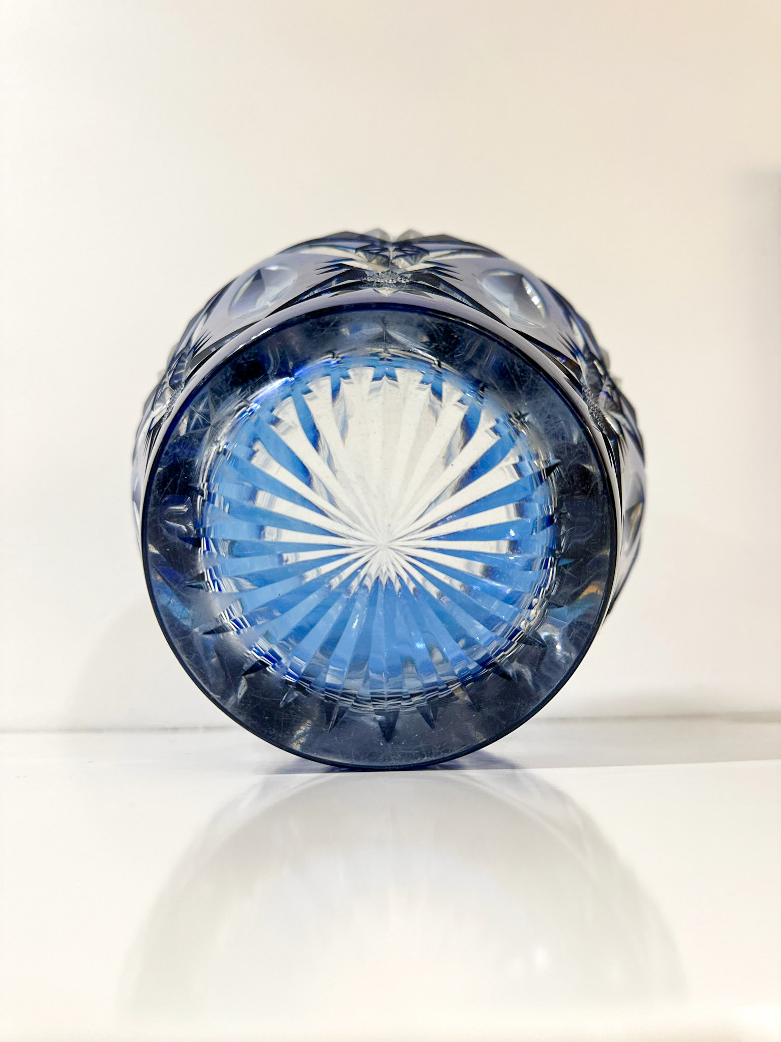 e885fec7-5b34-4d82-bdd3-59a5fc04e7ebaurore-morisse-affaire-conclue-verrerie-vase-val-saint-lambert-cristal-pique-fleur-bleu-collectionneur-décorations-fleurs-belgique-liège-cristal