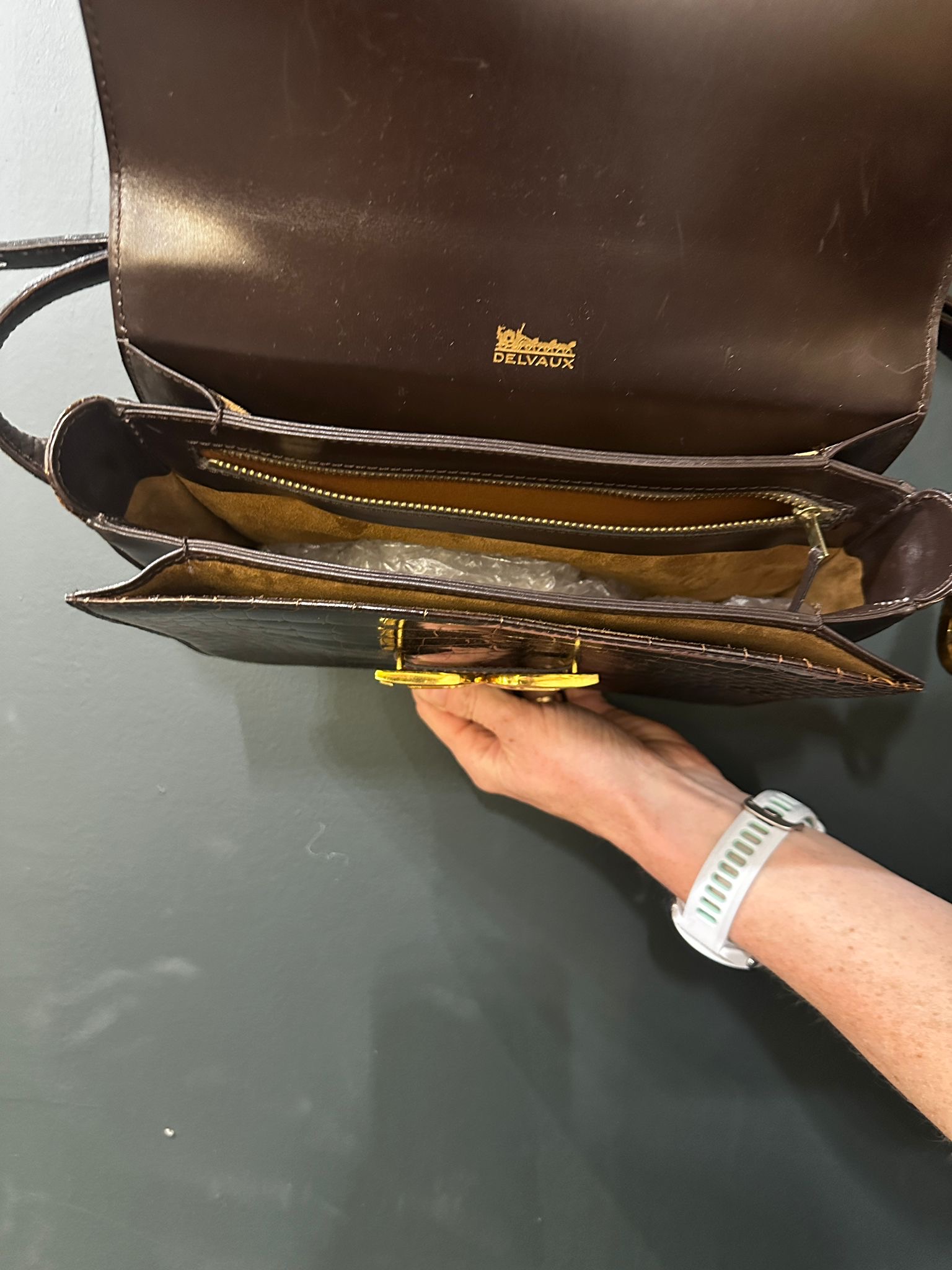 f6acbf36-2bd0-4a54-837d-ef8bdb14acbaaurore-morisse-affaire-conclue-maroquinerie-luxe-delvaux-sac-modèle-vintage-sacoche-croco-cuir-neuf-occasion-deuxième-main-accessoire
