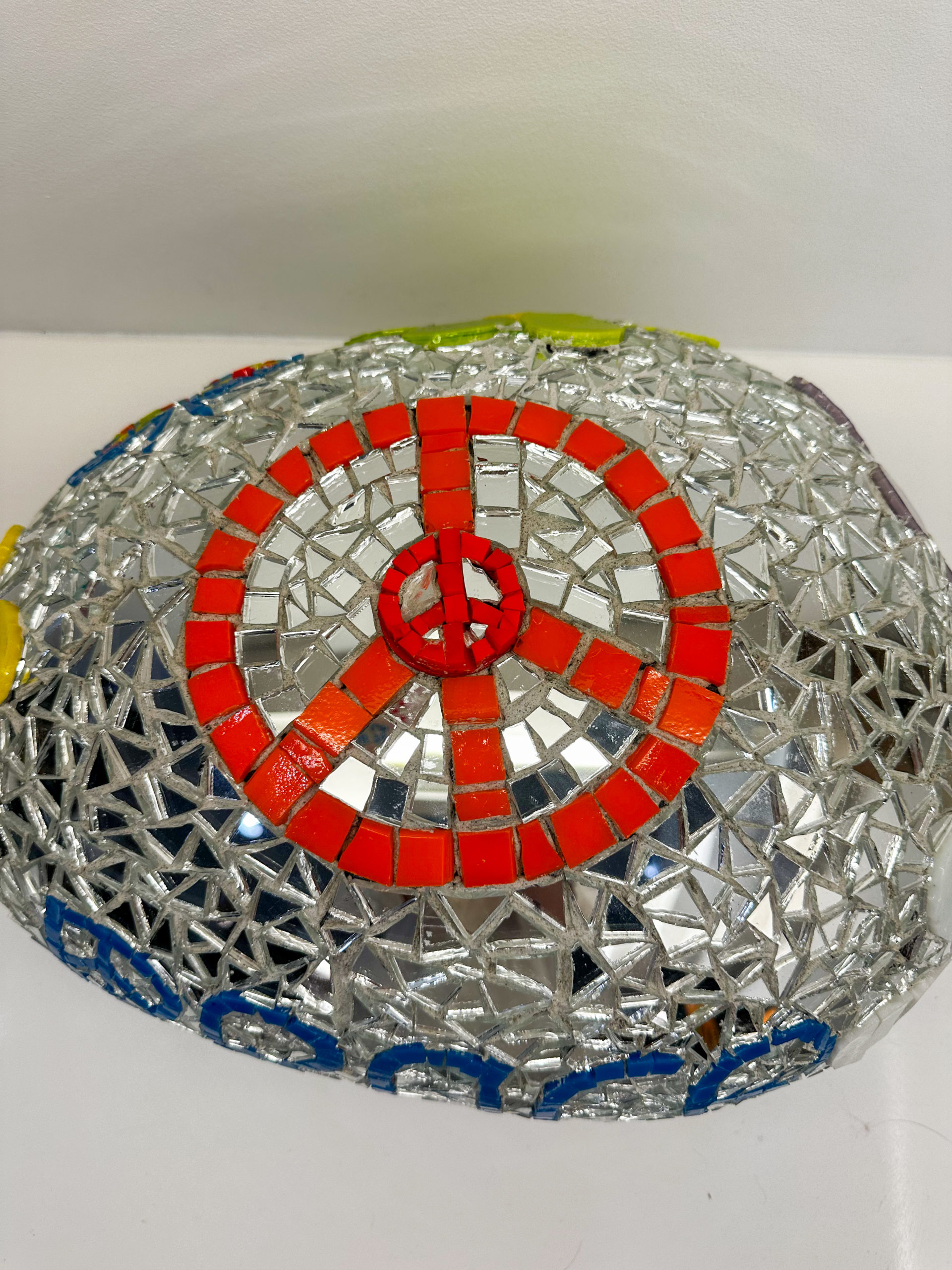 IMG_8897aurore-morisse-affaire-conclue-galet-mosaique-miroir-peace-love-décoration-intérieur-extérieur-artisanal-belge