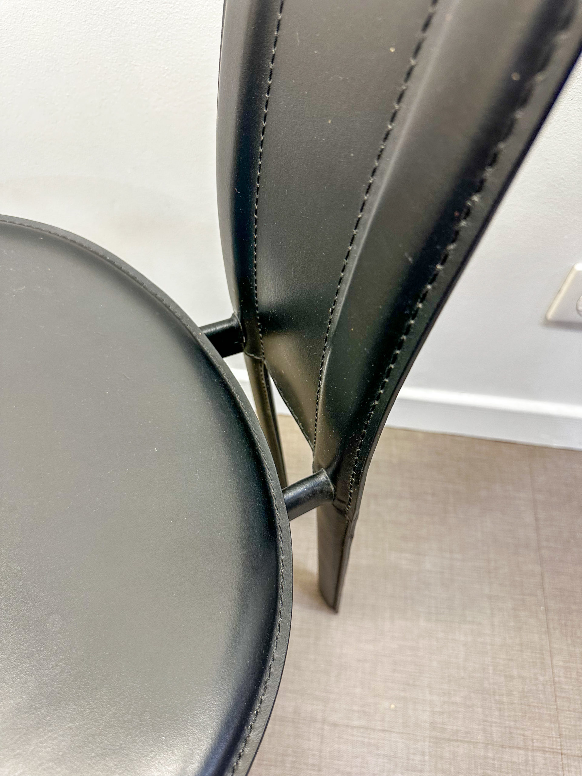 IMG_9001aurore-morisse-affaire-conclue-chaises-design-ameublement-table-salon-salle-à-manger-cuir-noir-décoration-intérieur