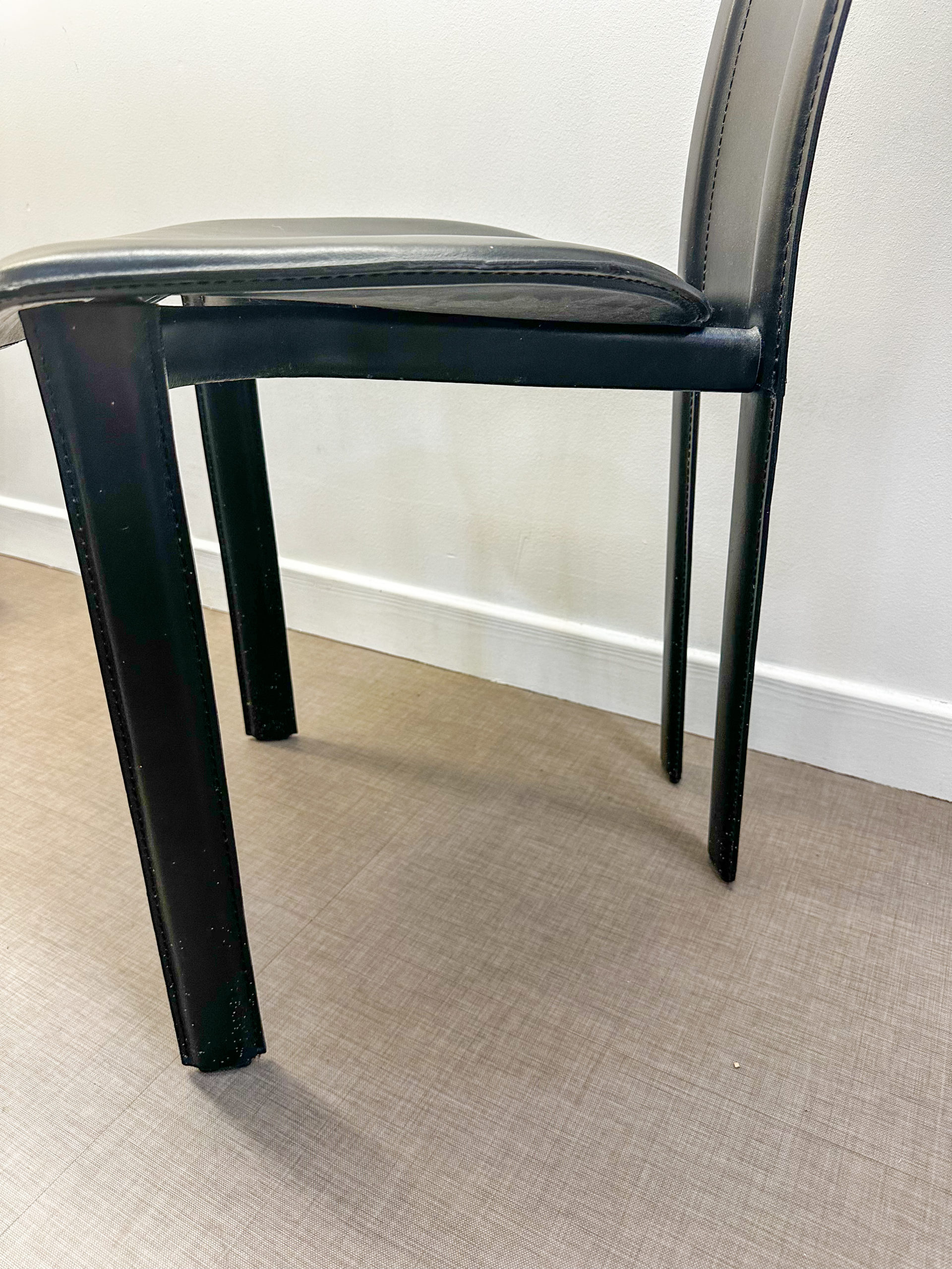 IMG_9002aurore-morisse-affaire-conclue-chaises-design-ameublement-table-salon-salle-à-manger-cuir-noir-décoration-intérieur